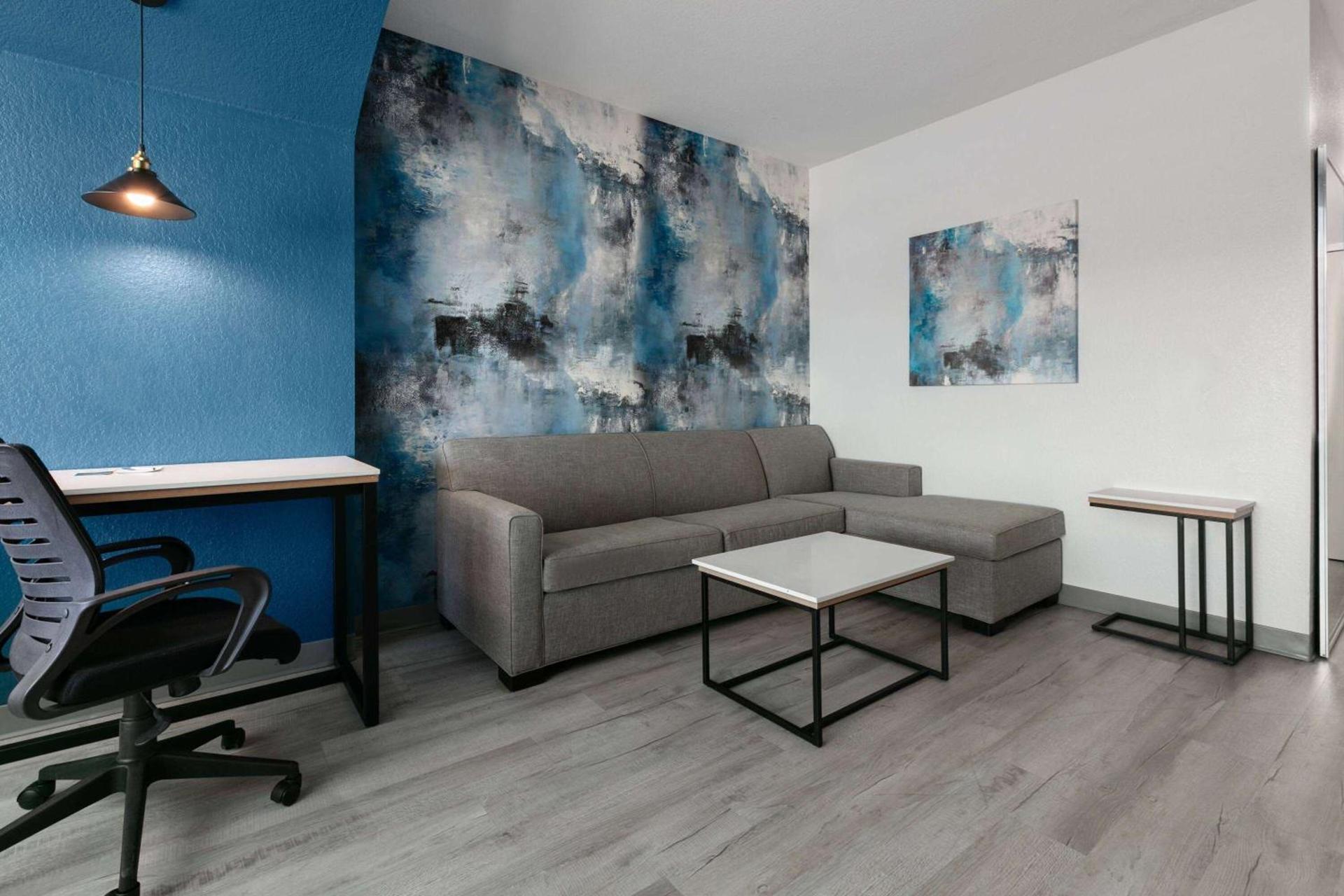 La Quinta Inn & Suites by Wyndham Ft Worth-Burleson photo 15