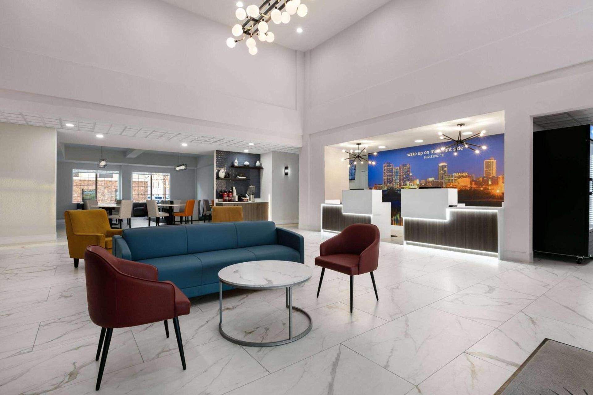La Quinta Inn & Suites by Wyndham Ft Worth-Burleson photo 3