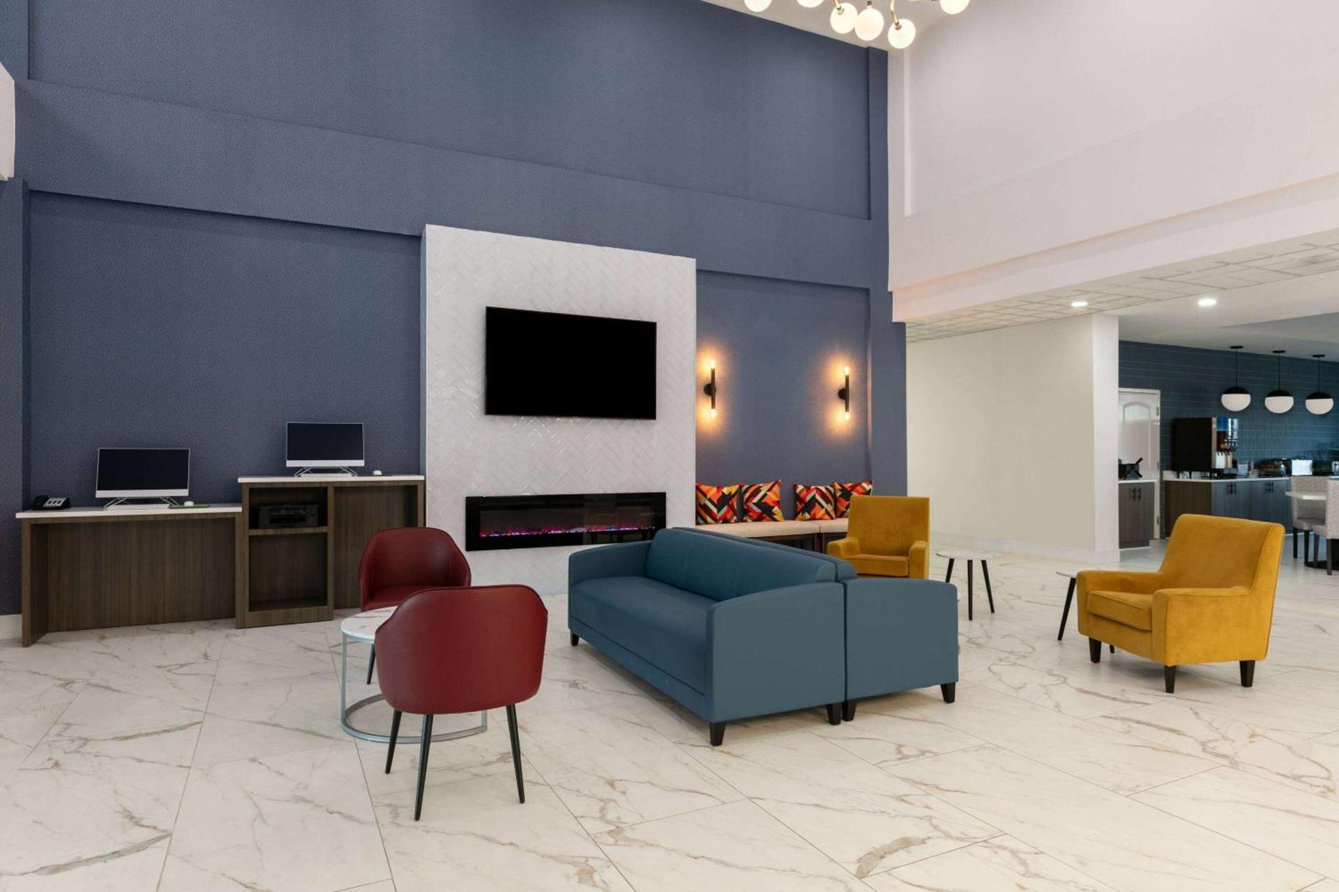 La Quinta Inn & Suites by Wyndham Ft Worth-Burleson photo 4