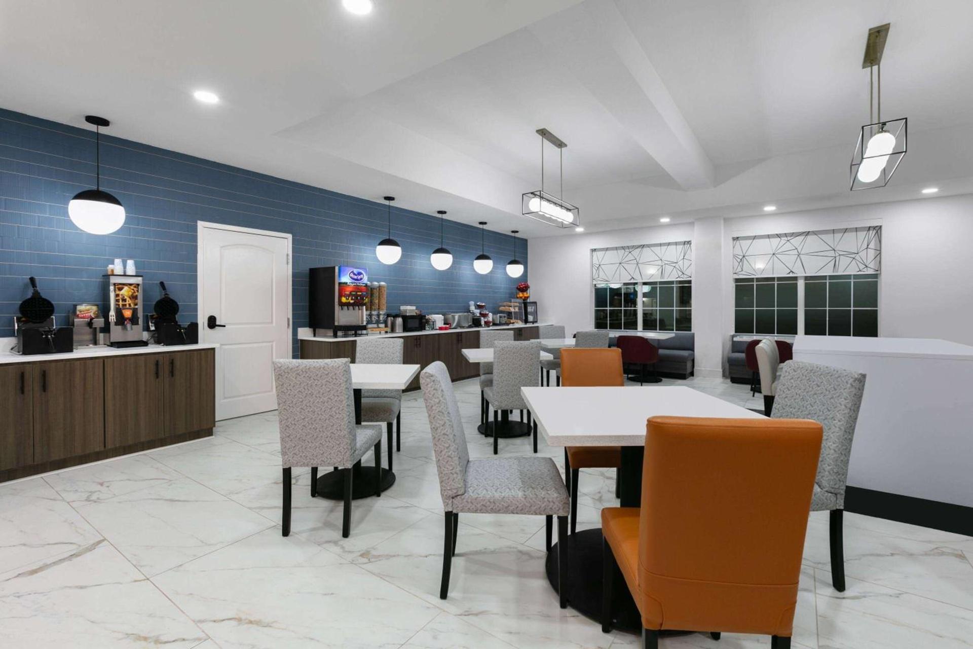 La Quinta Inn & Suites by Wyndham Ft Worth-Burleson photo 16