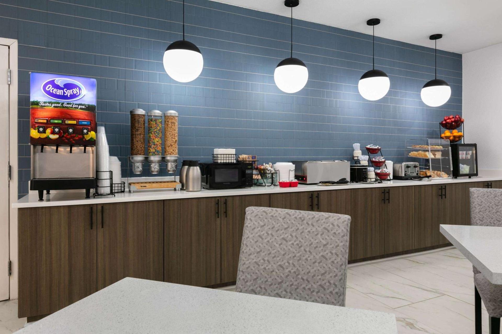 La Quinta Inn & Suites by Wyndham Ft Worth-Burleson photo 17