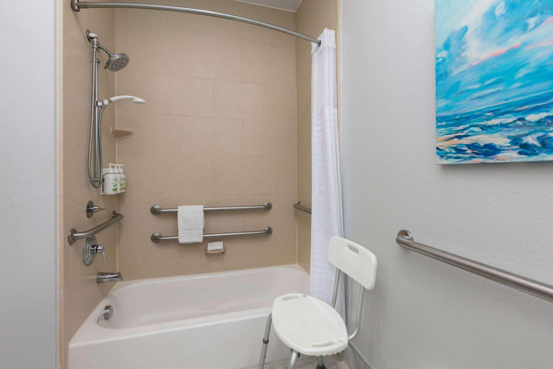 La Quinta Inn & Suites by Wyndham Ft Worth-Burleson photo 26