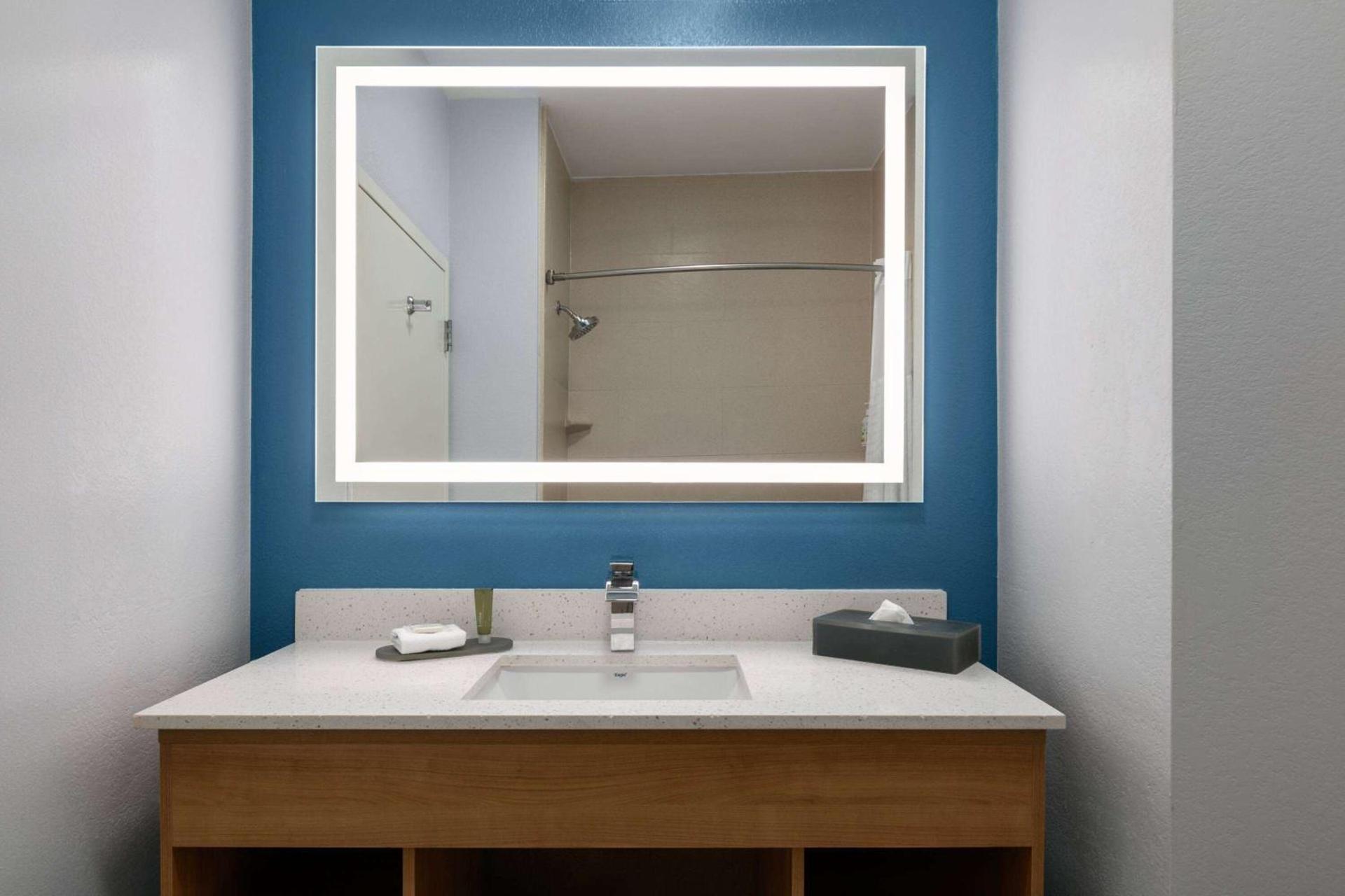 La Quinta Inn & Suites by Wyndham Ft Worth-Burleson photo 27