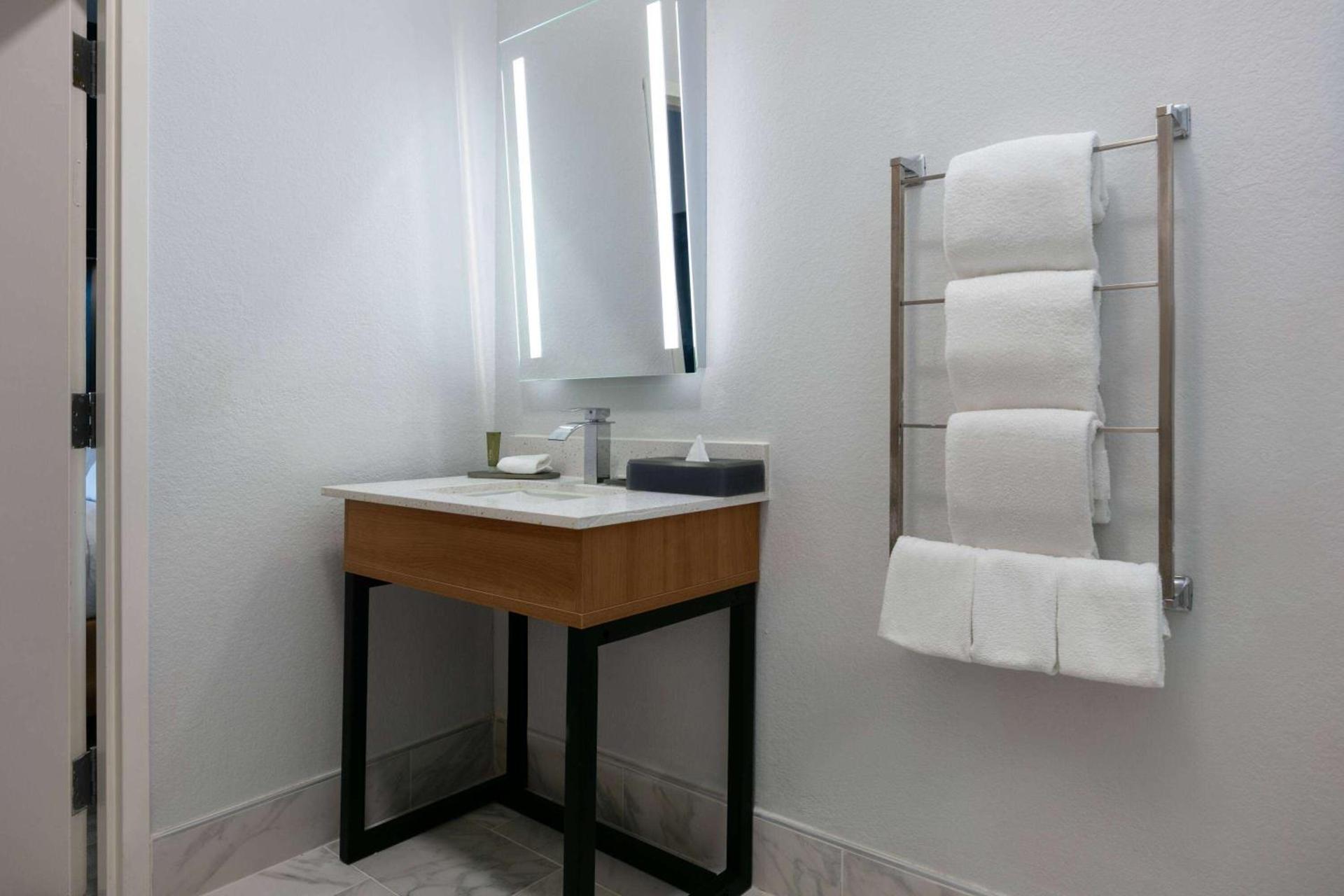 La Quinta Inn & Suites by Wyndham Ft Worth-Burleson photo 29