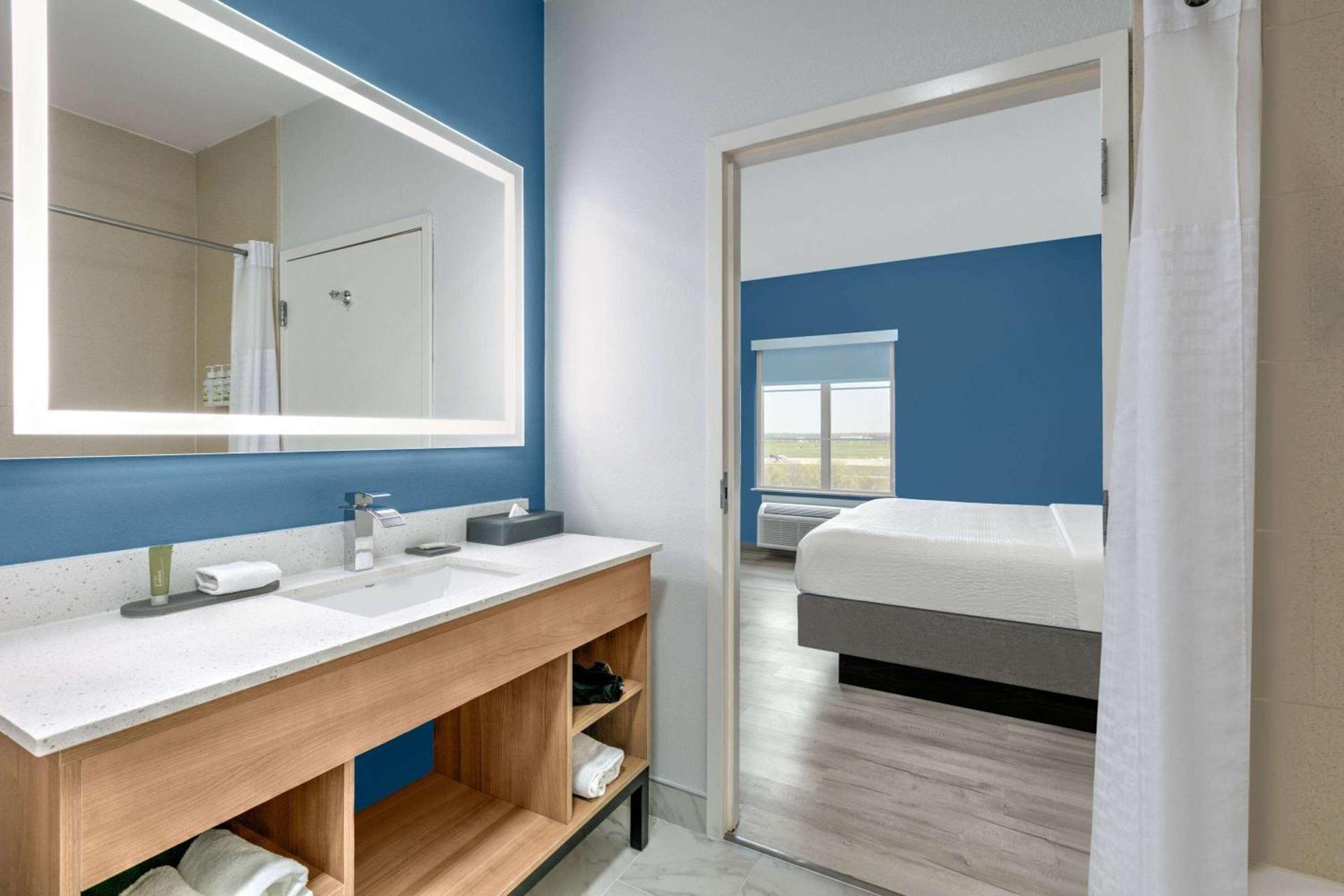 La Quinta Inn & Suites by Wyndham Ft Worth-Burleson photo 30