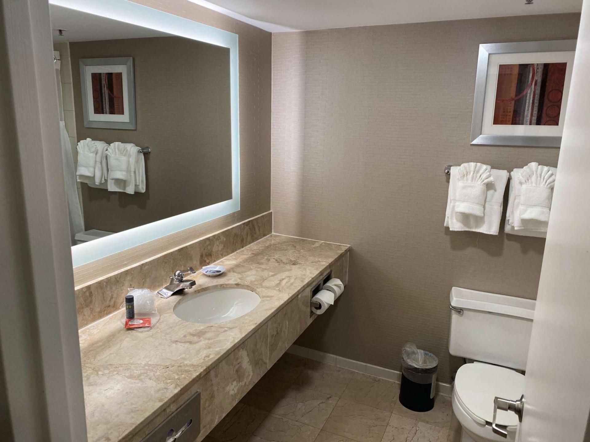 DoubleTree by Hilton New York-LaGuardia photo 19