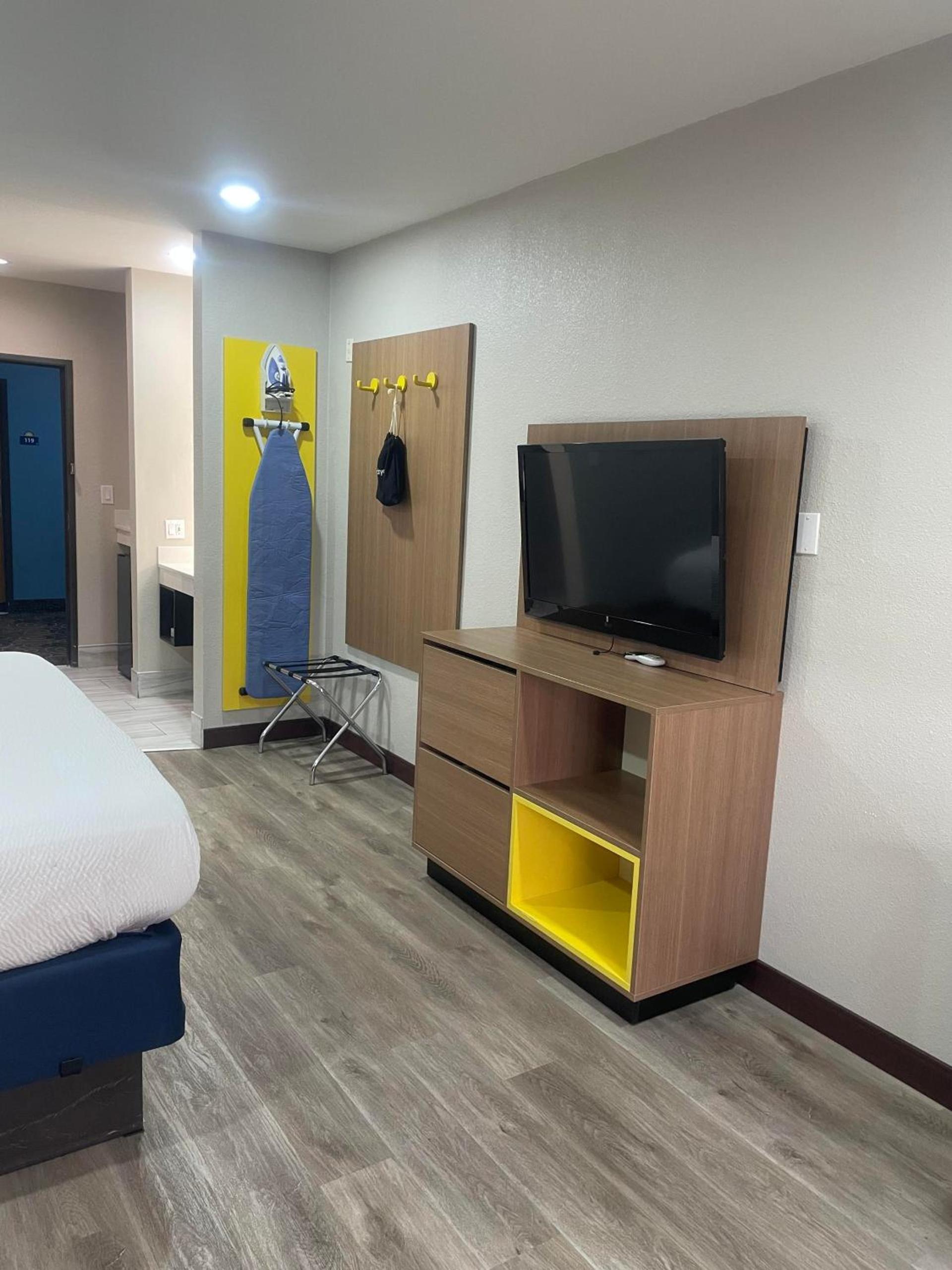 Days Inn by Wyndham Childress photo 18