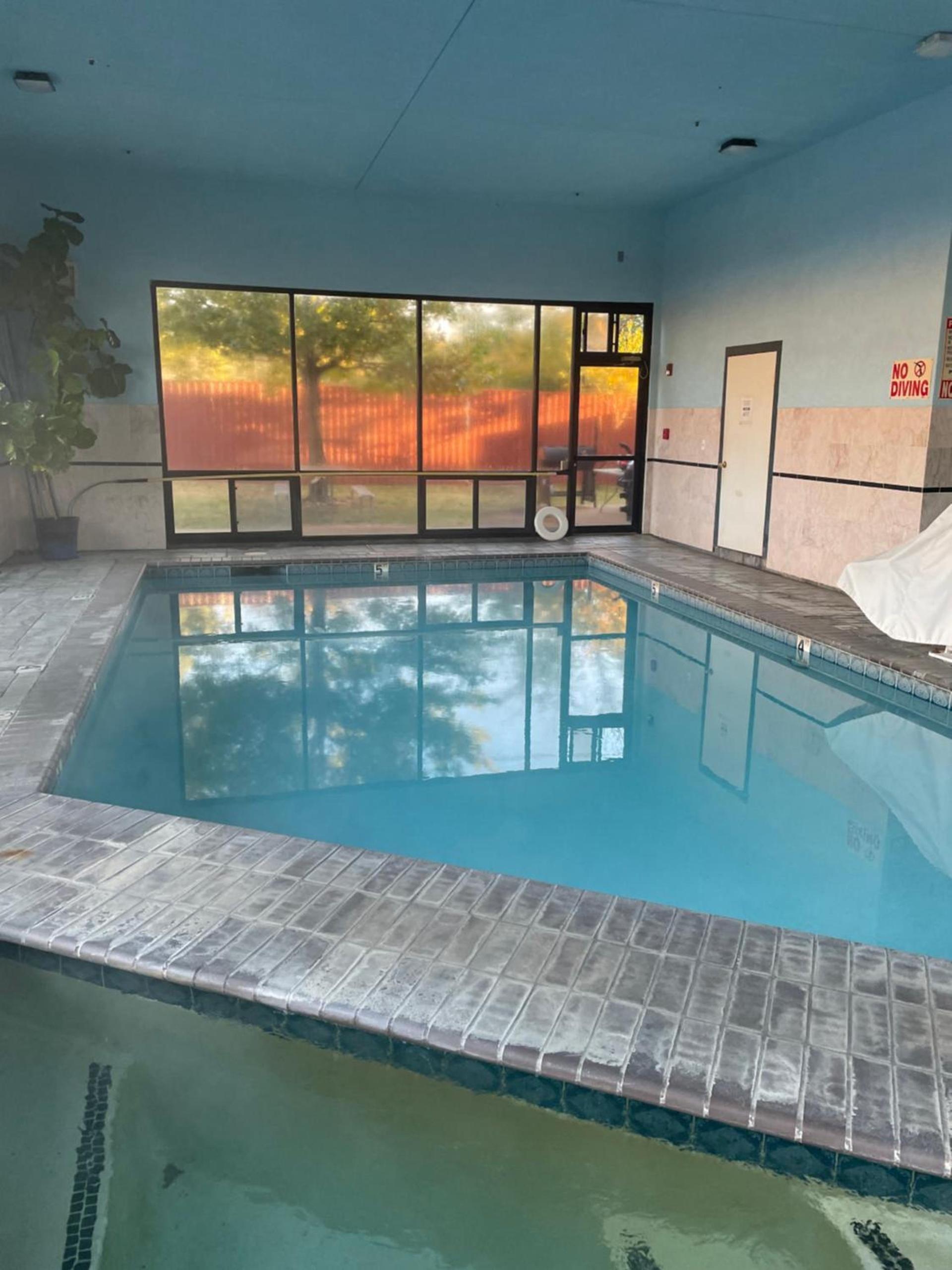Days Inn by Wyndham Childress photo 19