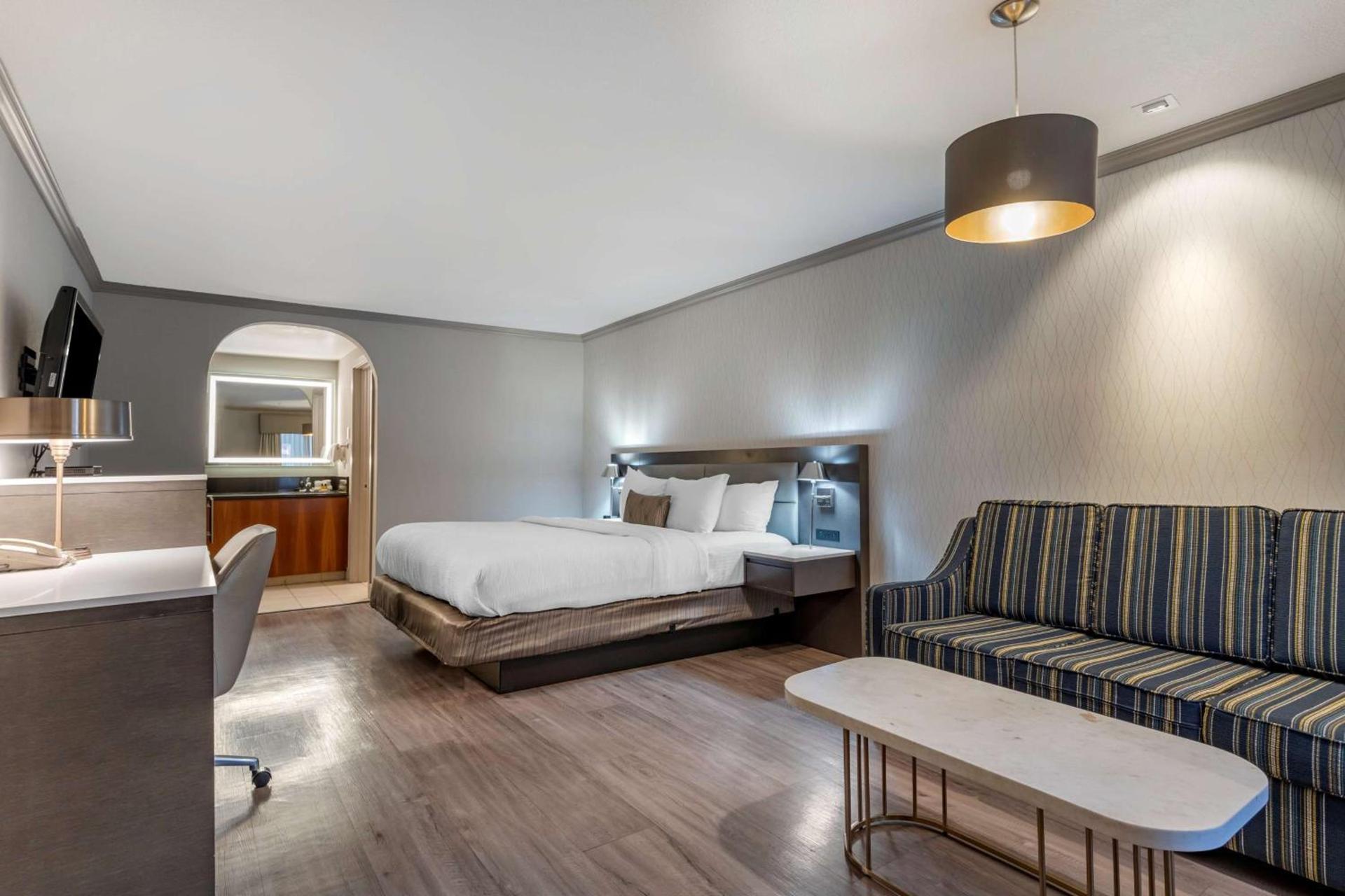 Best Western Plus Executive Suites photo 20