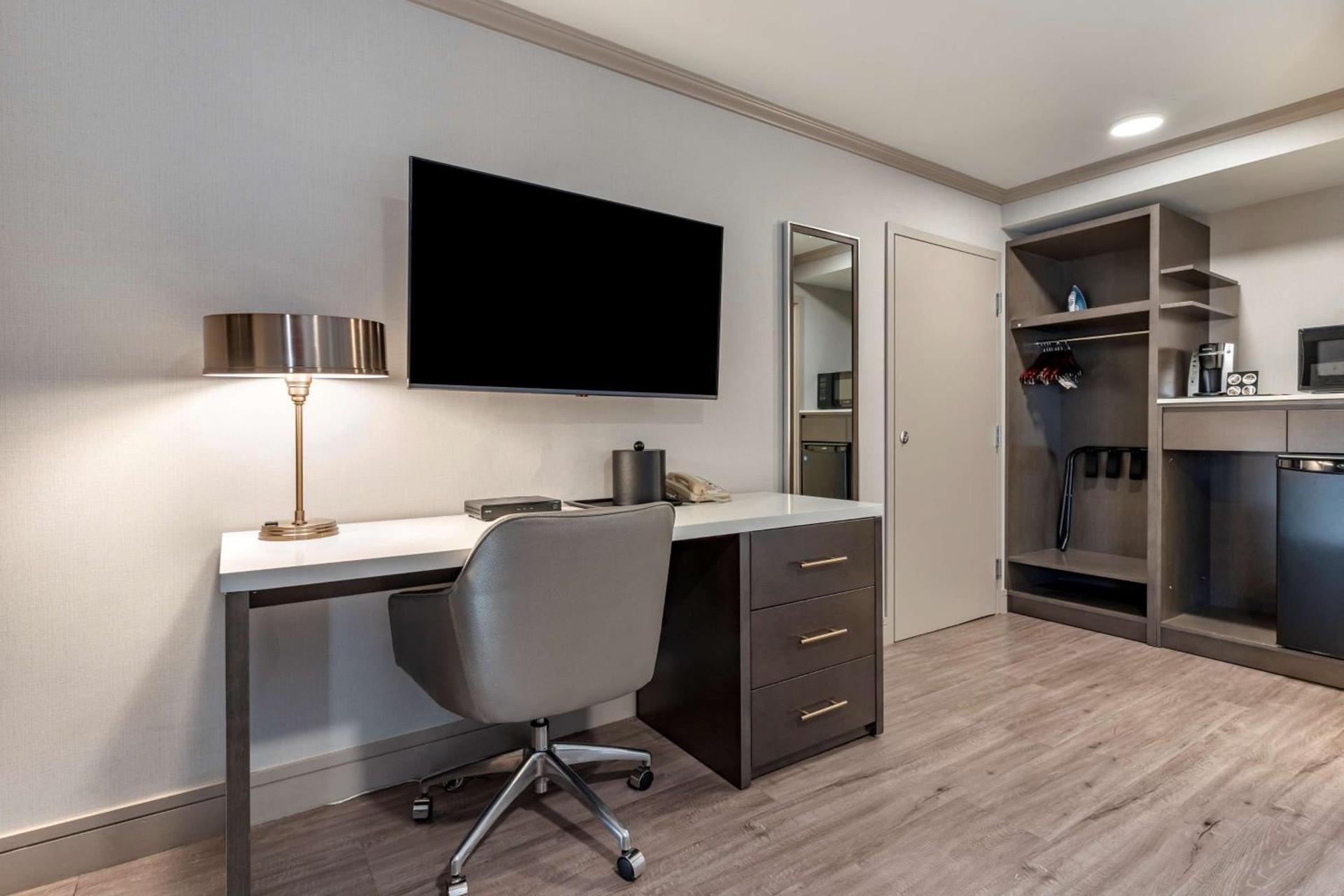 Best Western Plus Executive Suites photo 24