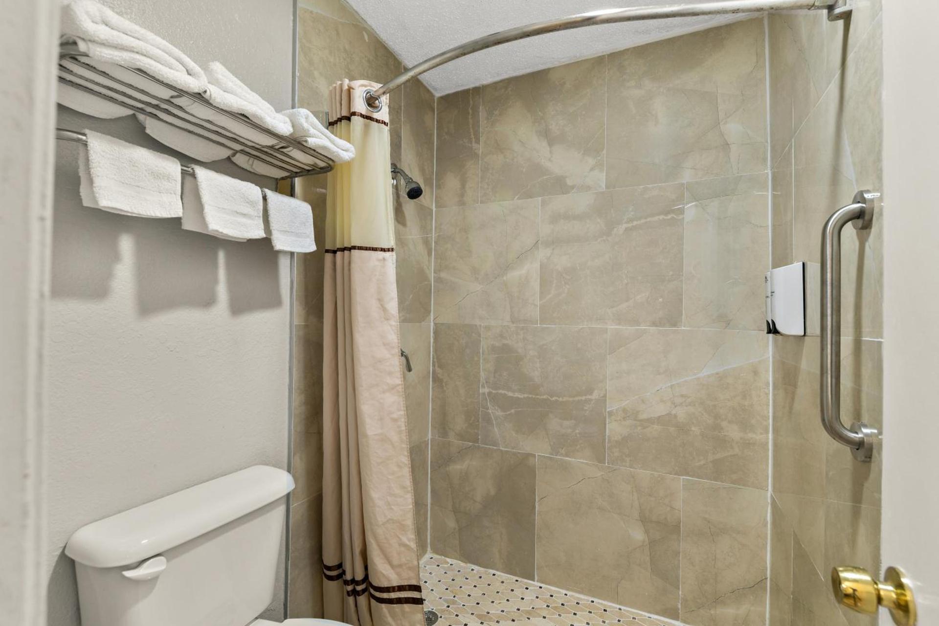 Americas Best Value Inn Bonham photo 6