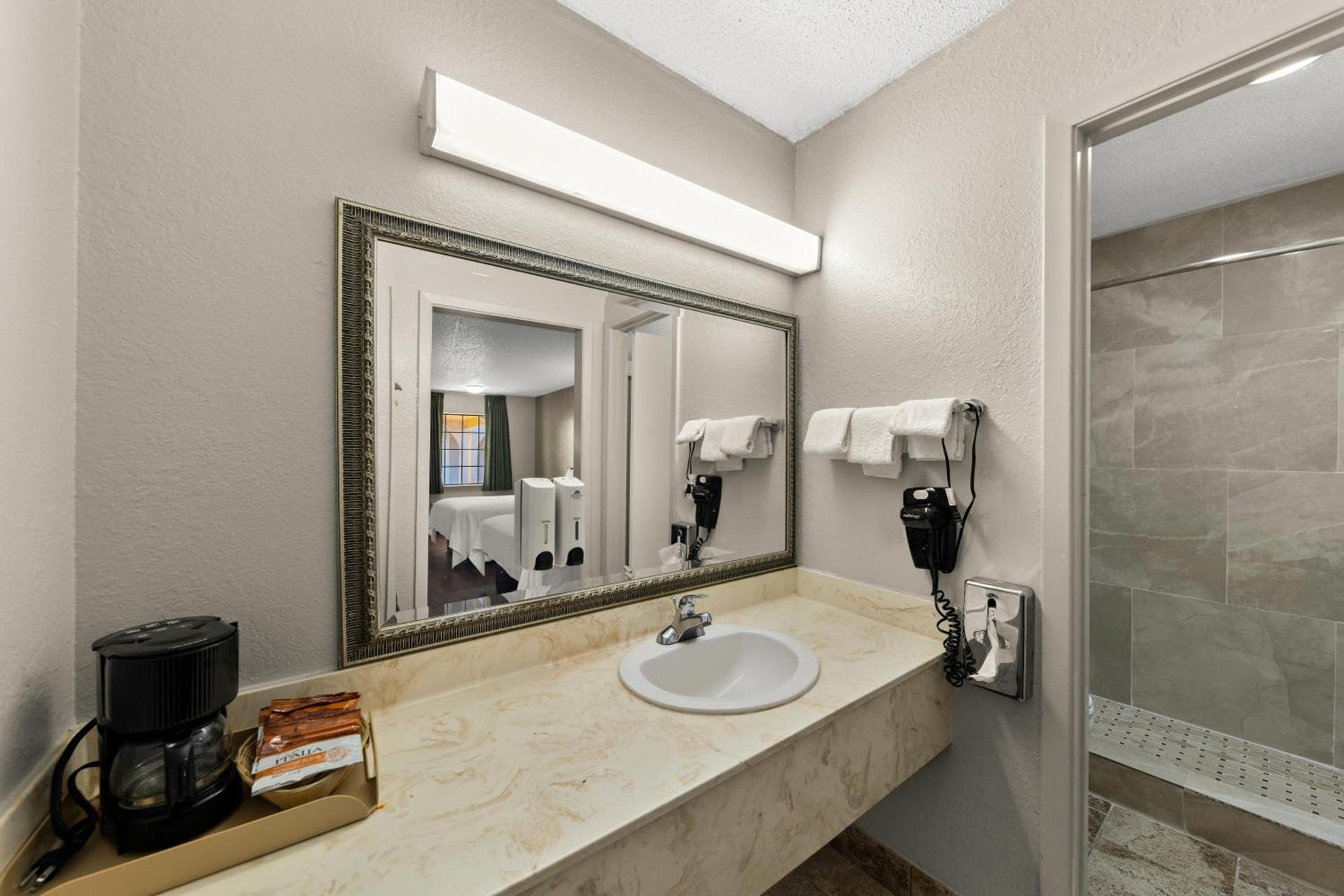 Americas Best Value Inn Bonham photo 5