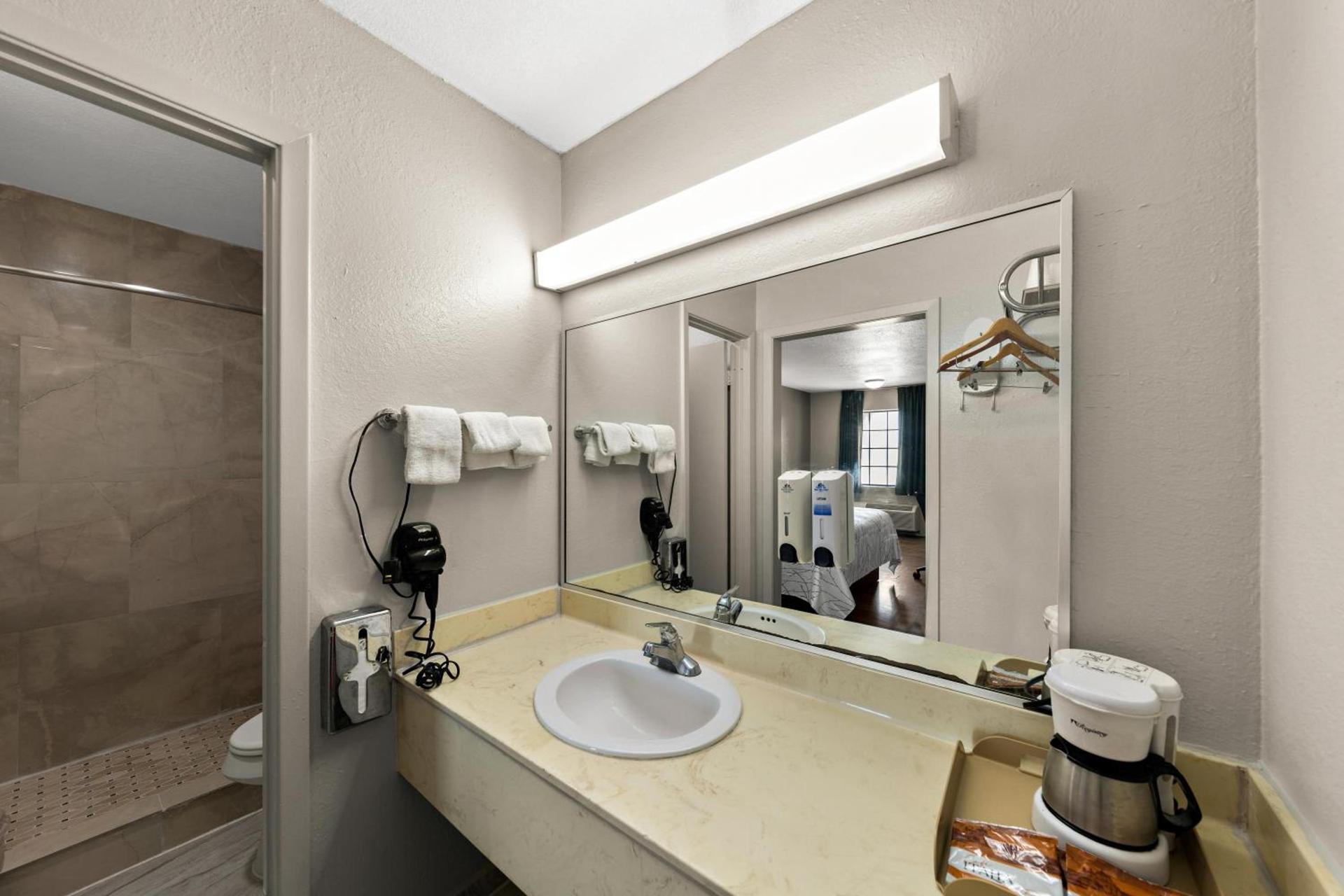 Americas Best Value Inn Bonham photo 12