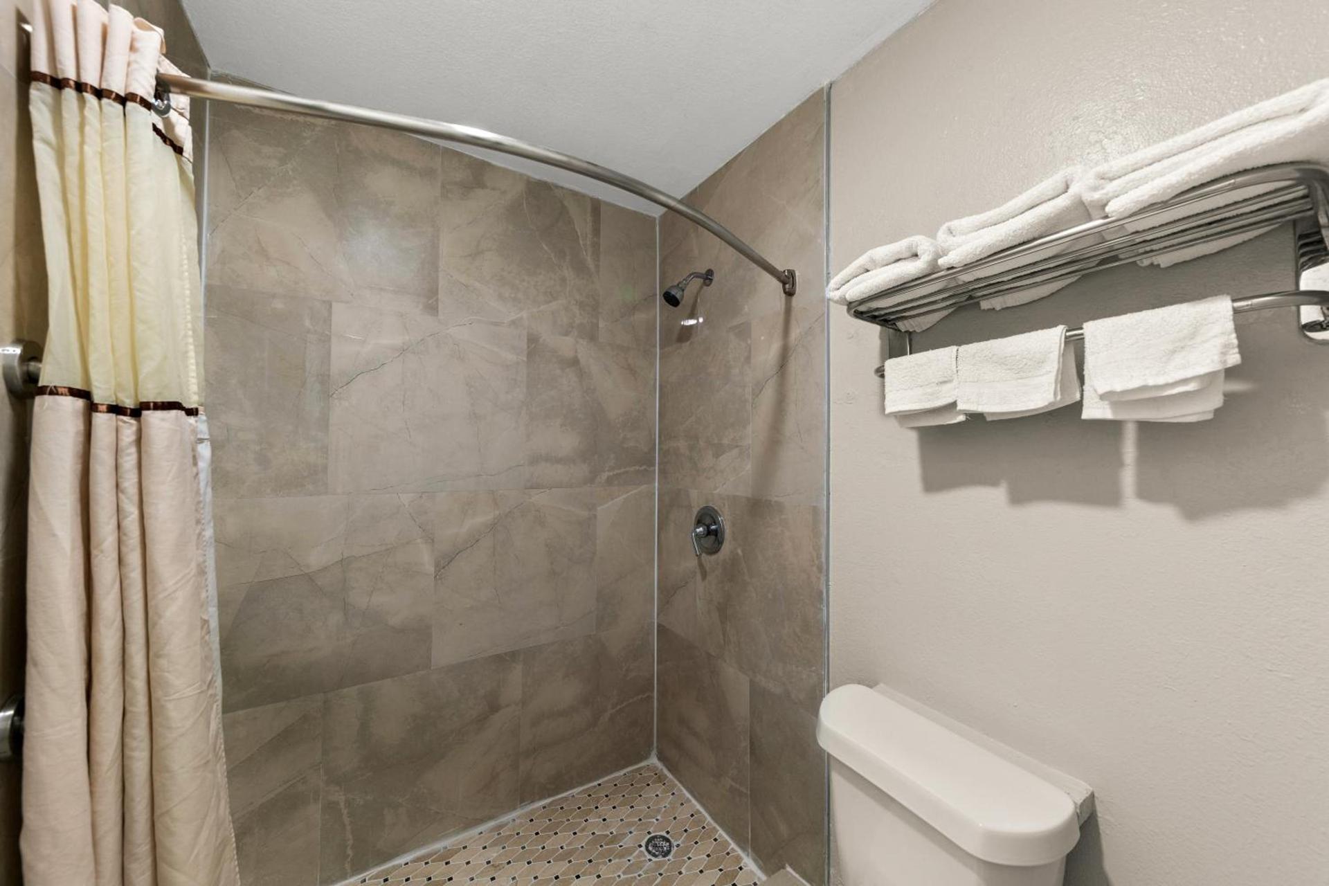 Americas Best Value Inn Bonham photo 11