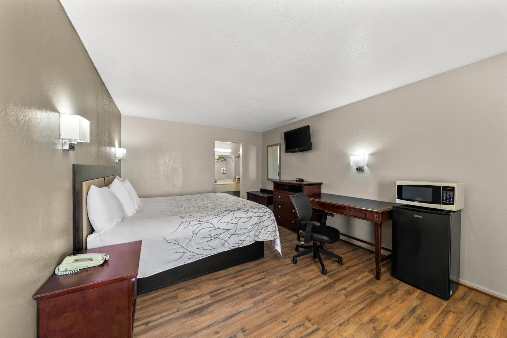 Americas Best Value Inn Bonham photo 10