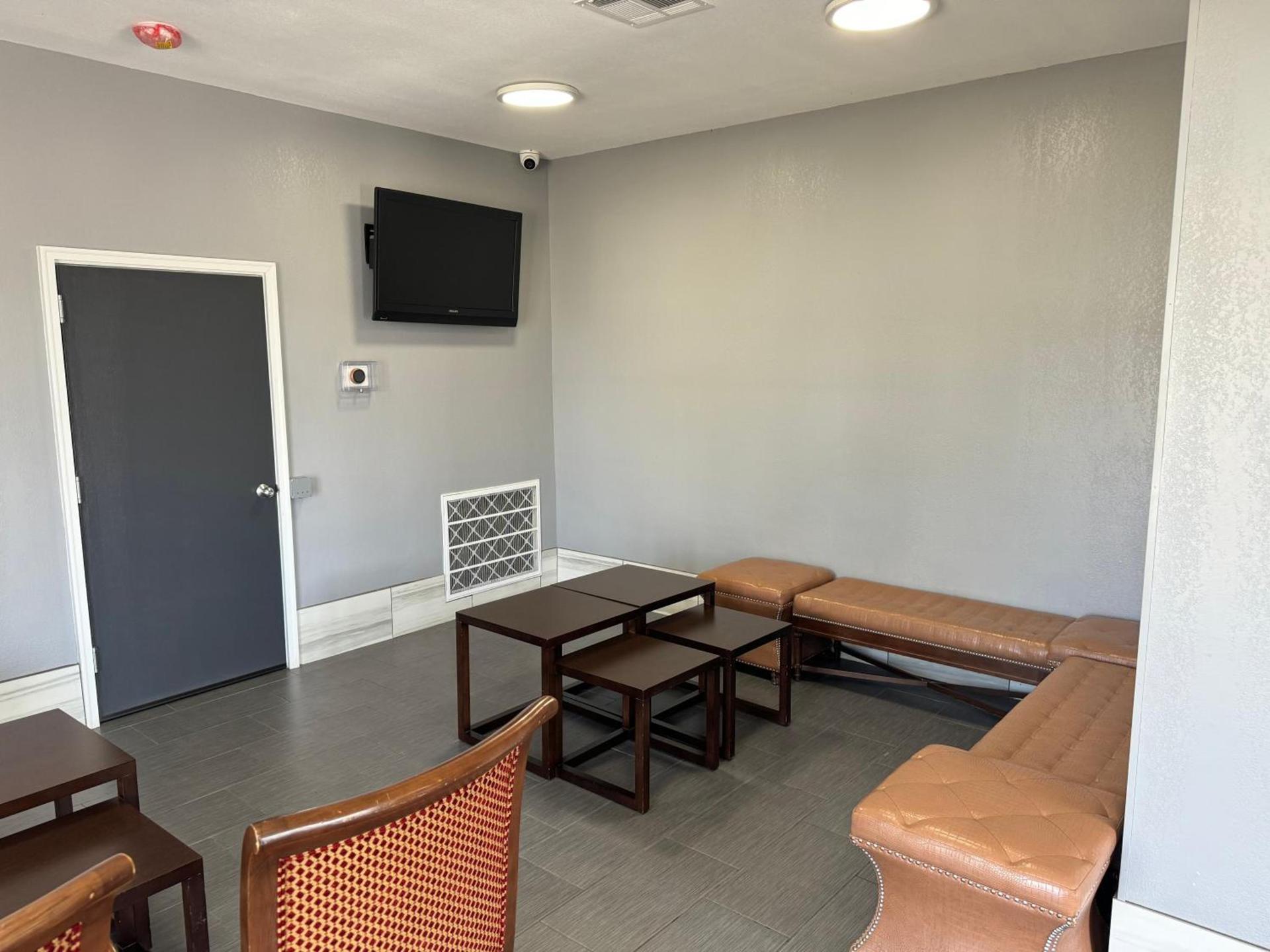 Nola Inn & Suites photo 9