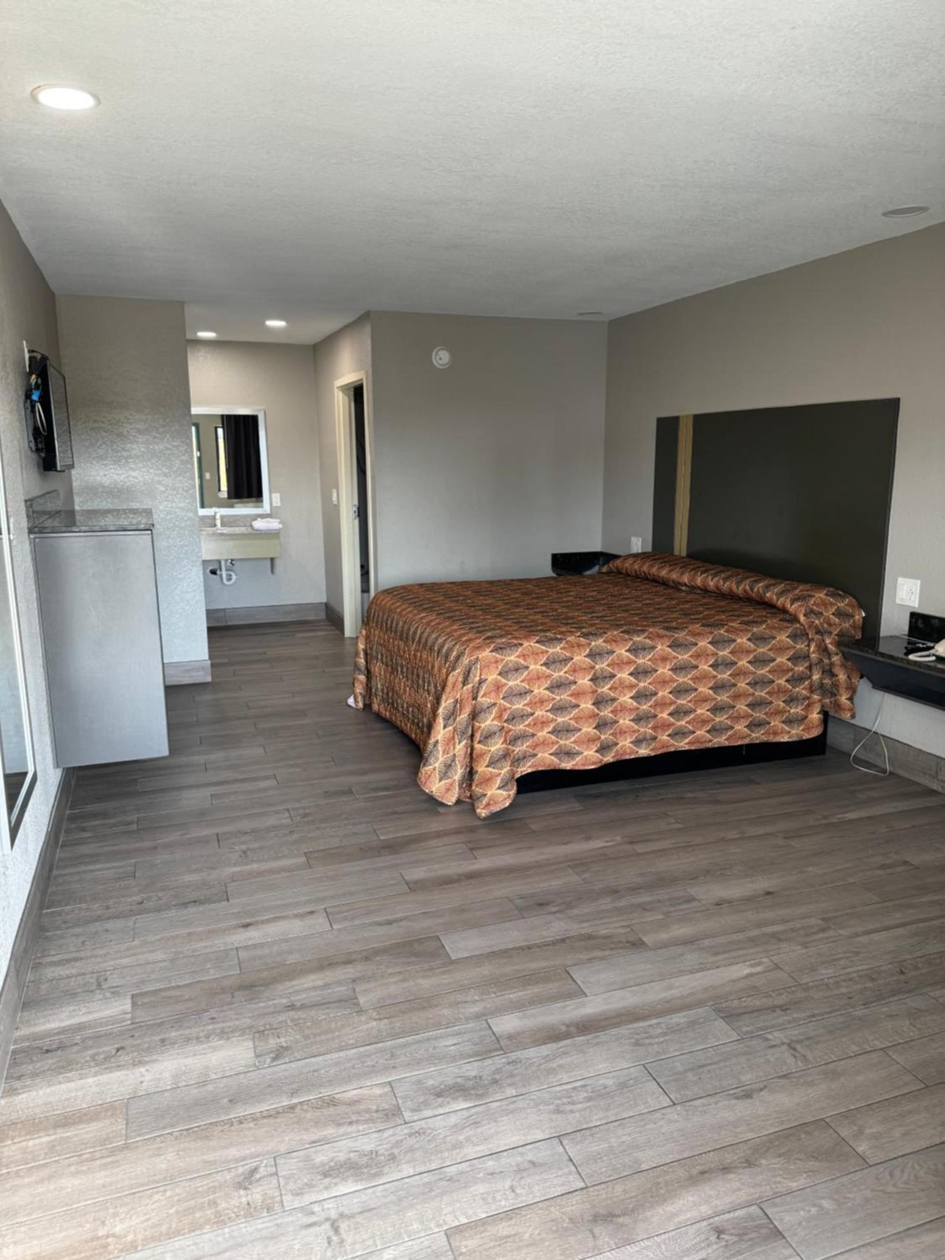 Nola Inn & Suites photo 3