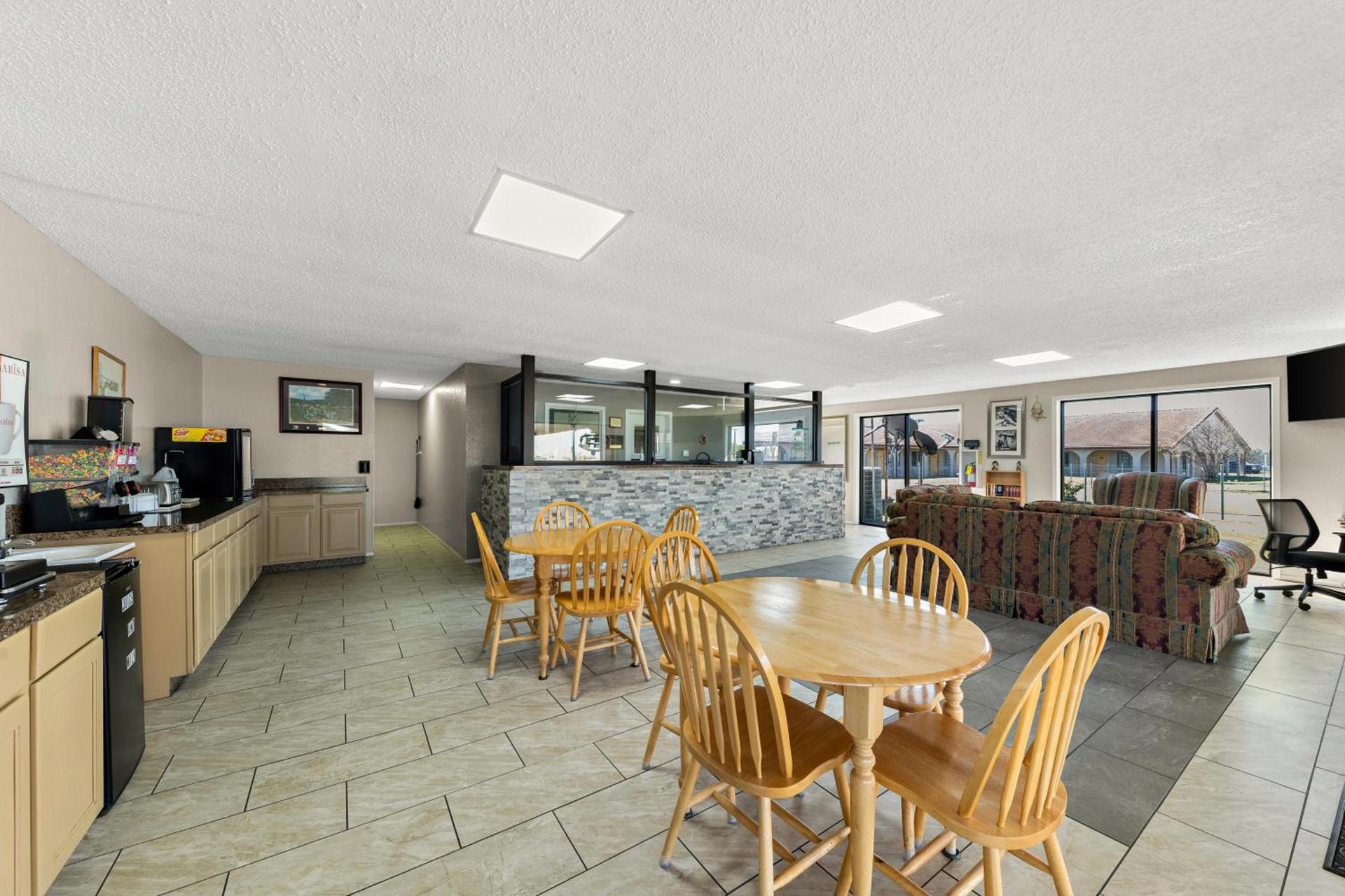 Americas Best Value Inn Bonham photo 16
