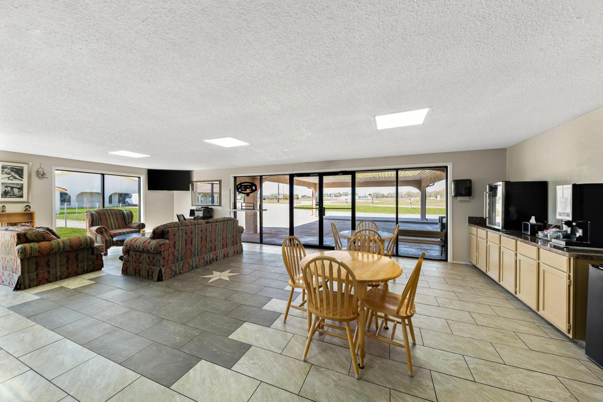 Americas Best Value Inn Bonham photo 15