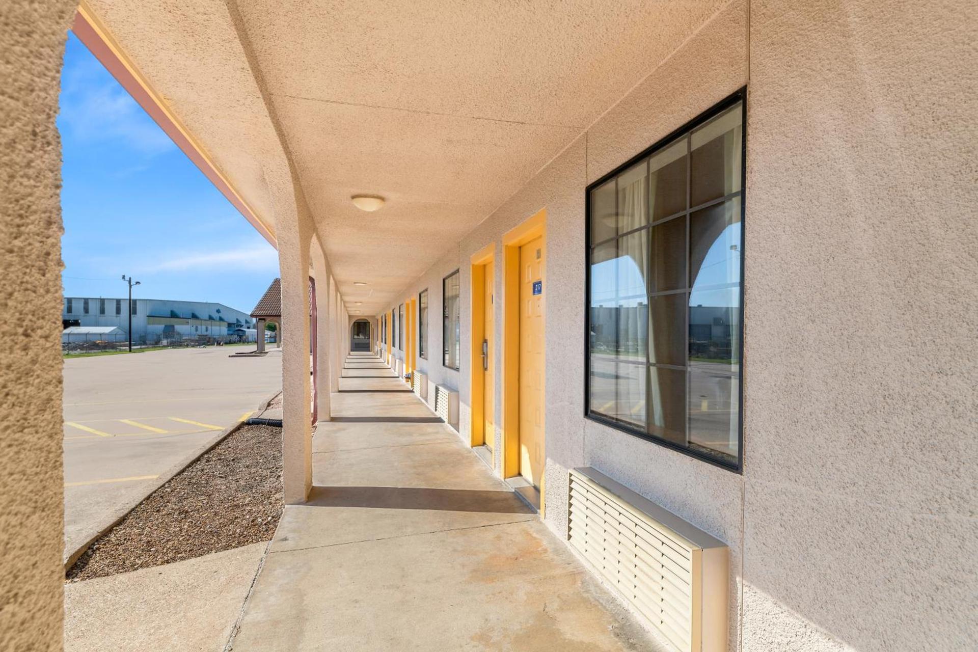 Americas Best Value Inn Bonham photo 19