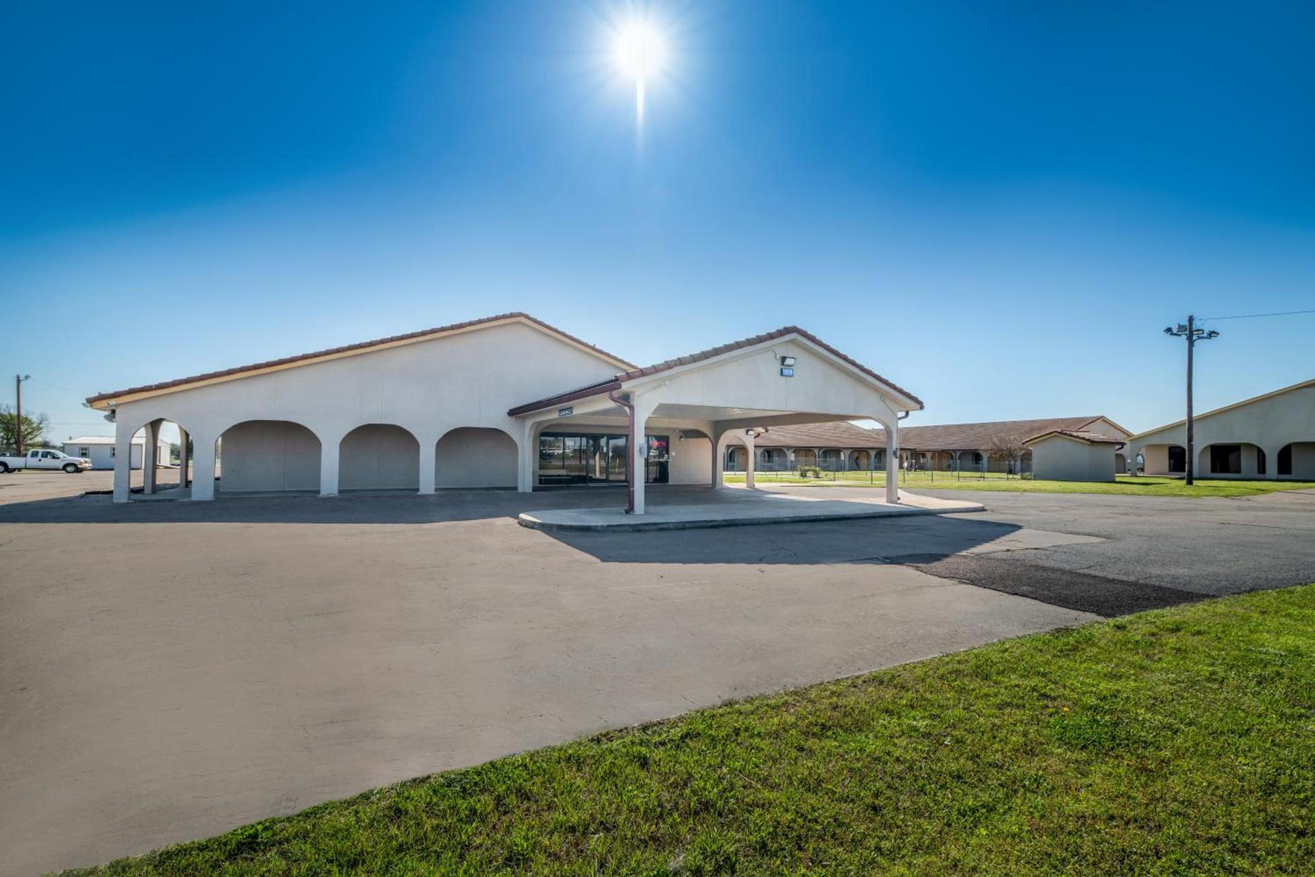 Americas Best Value Inn Bonham photo 17