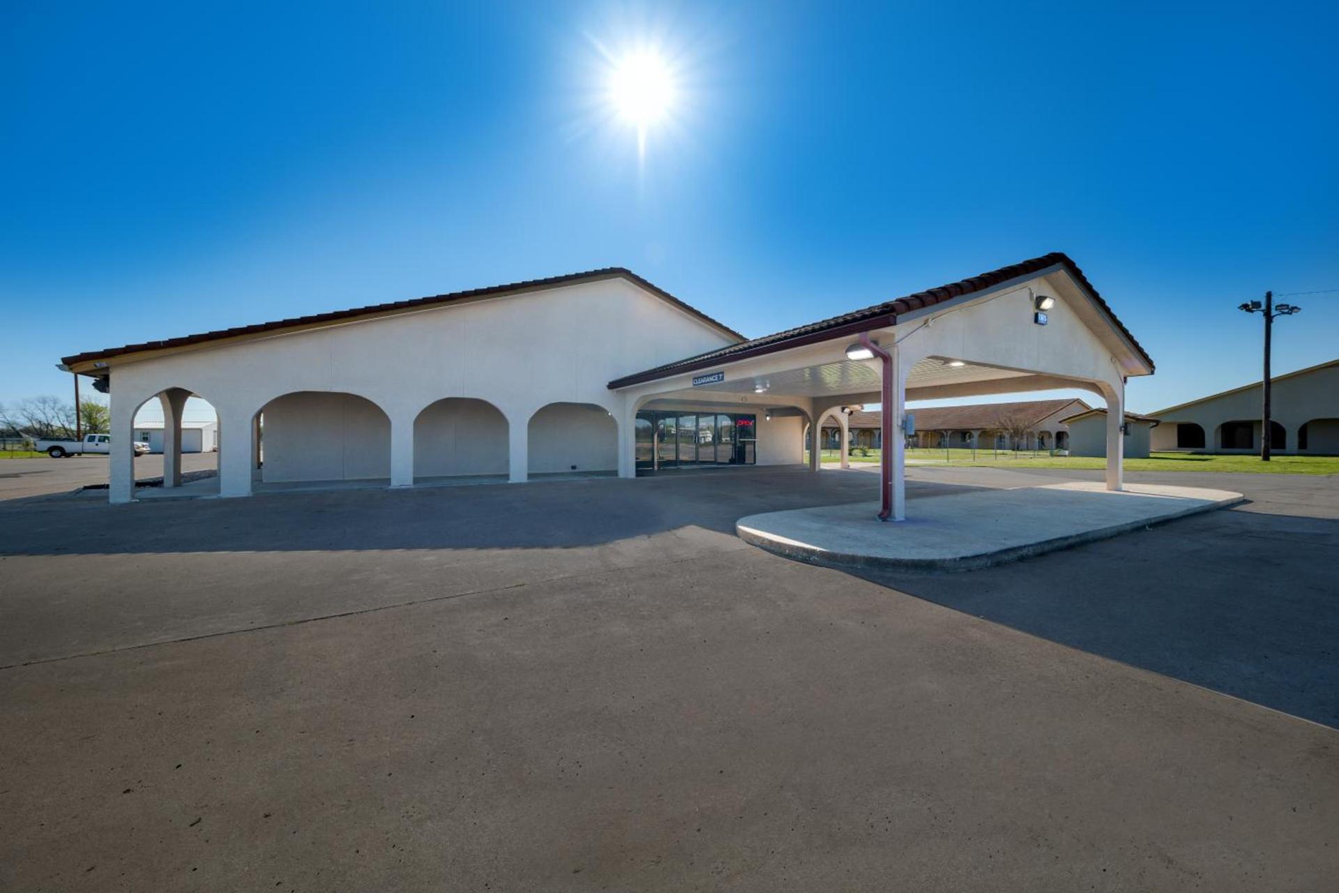 Americas Best Value Inn Bonham photo 25