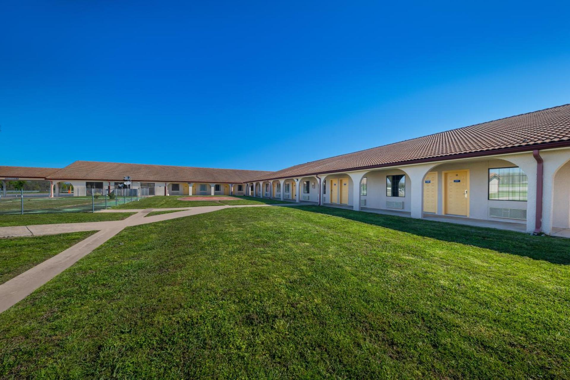 Americas Best Value Inn Bonham photo 24