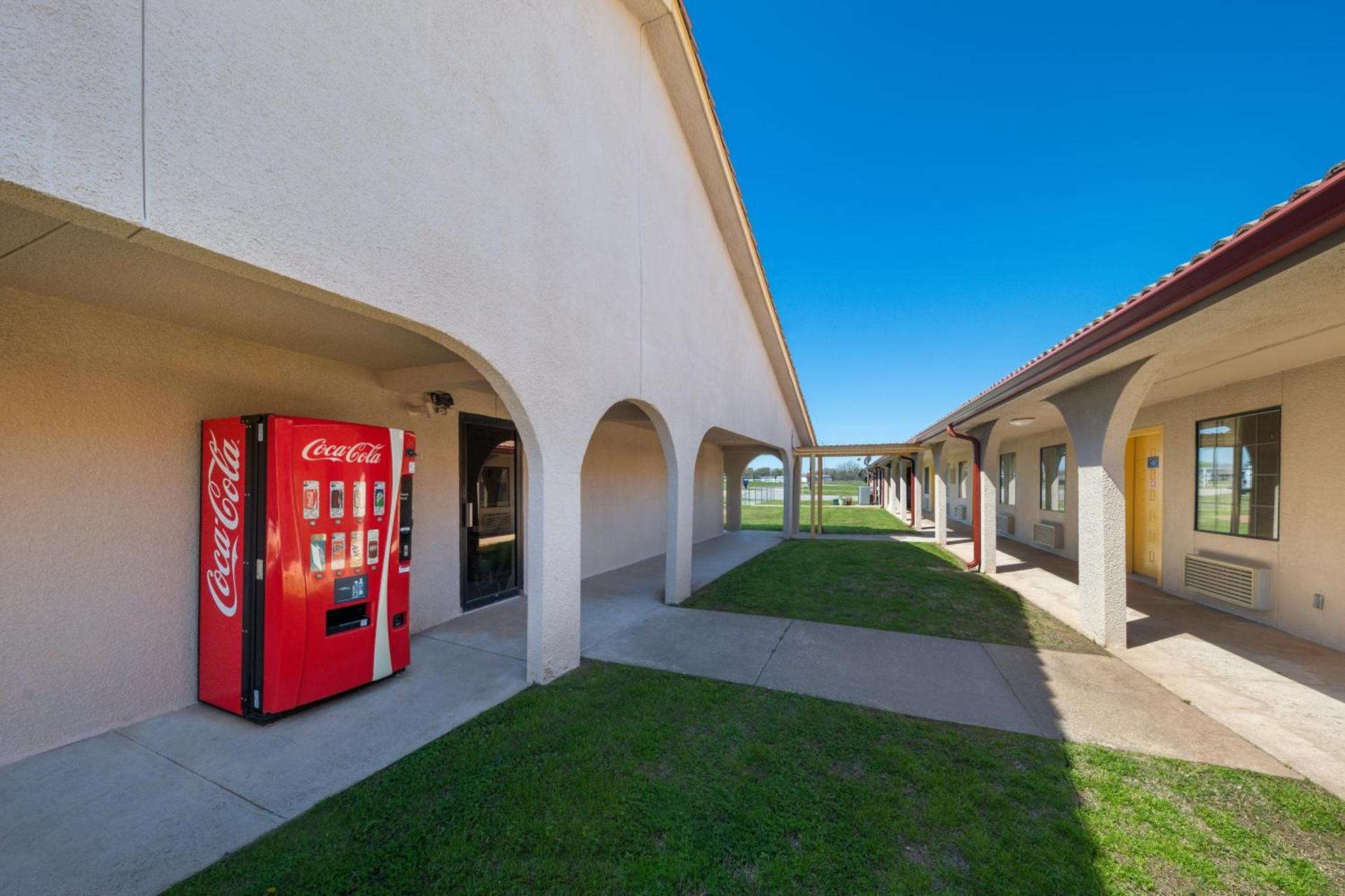 Americas Best Value Inn Bonham photo 26