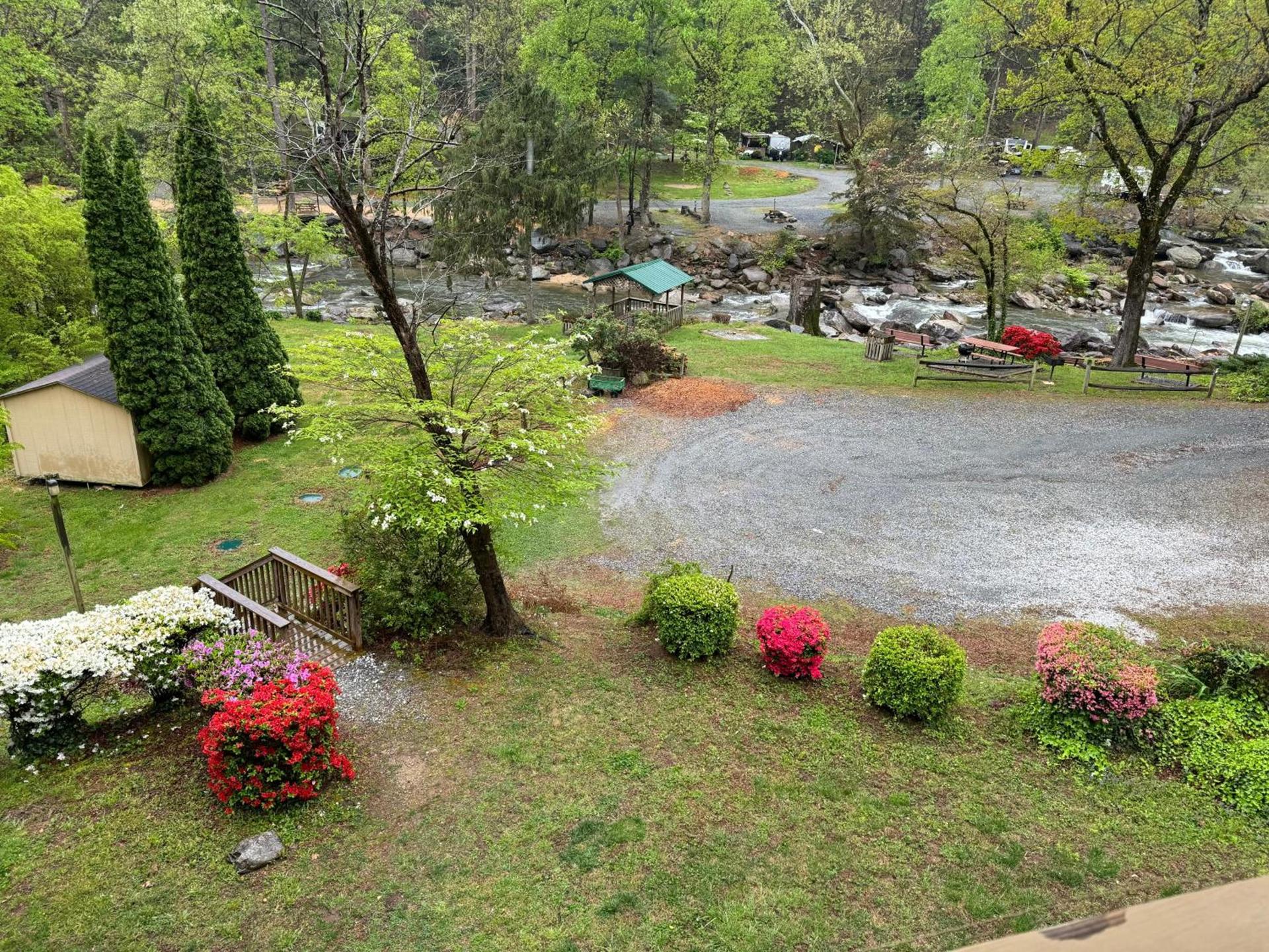The Evening Shade River Lodge and Cabins photo 59