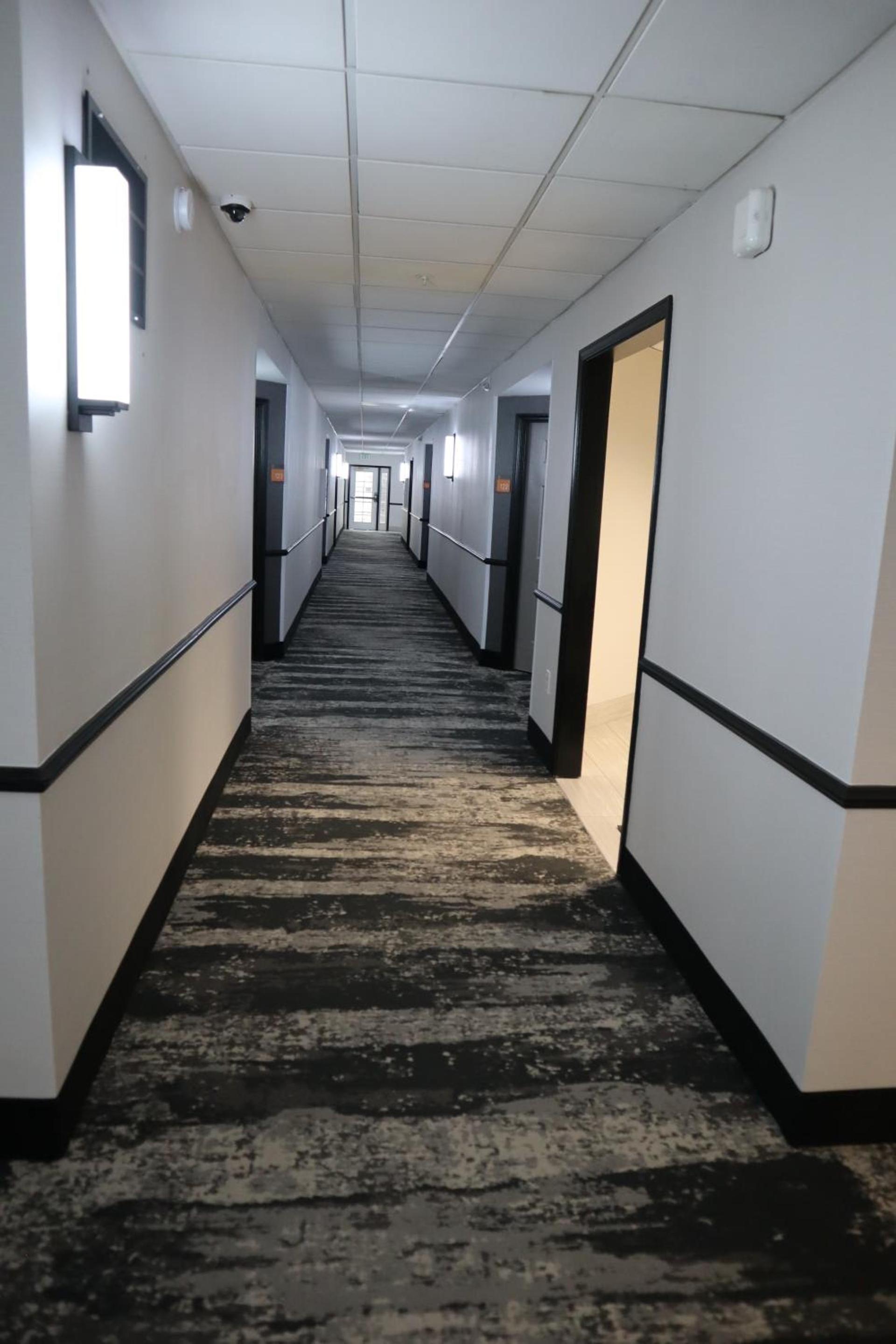 La Quinta Inn & Suites by Wyndham Houston Bush IAH South photo 25