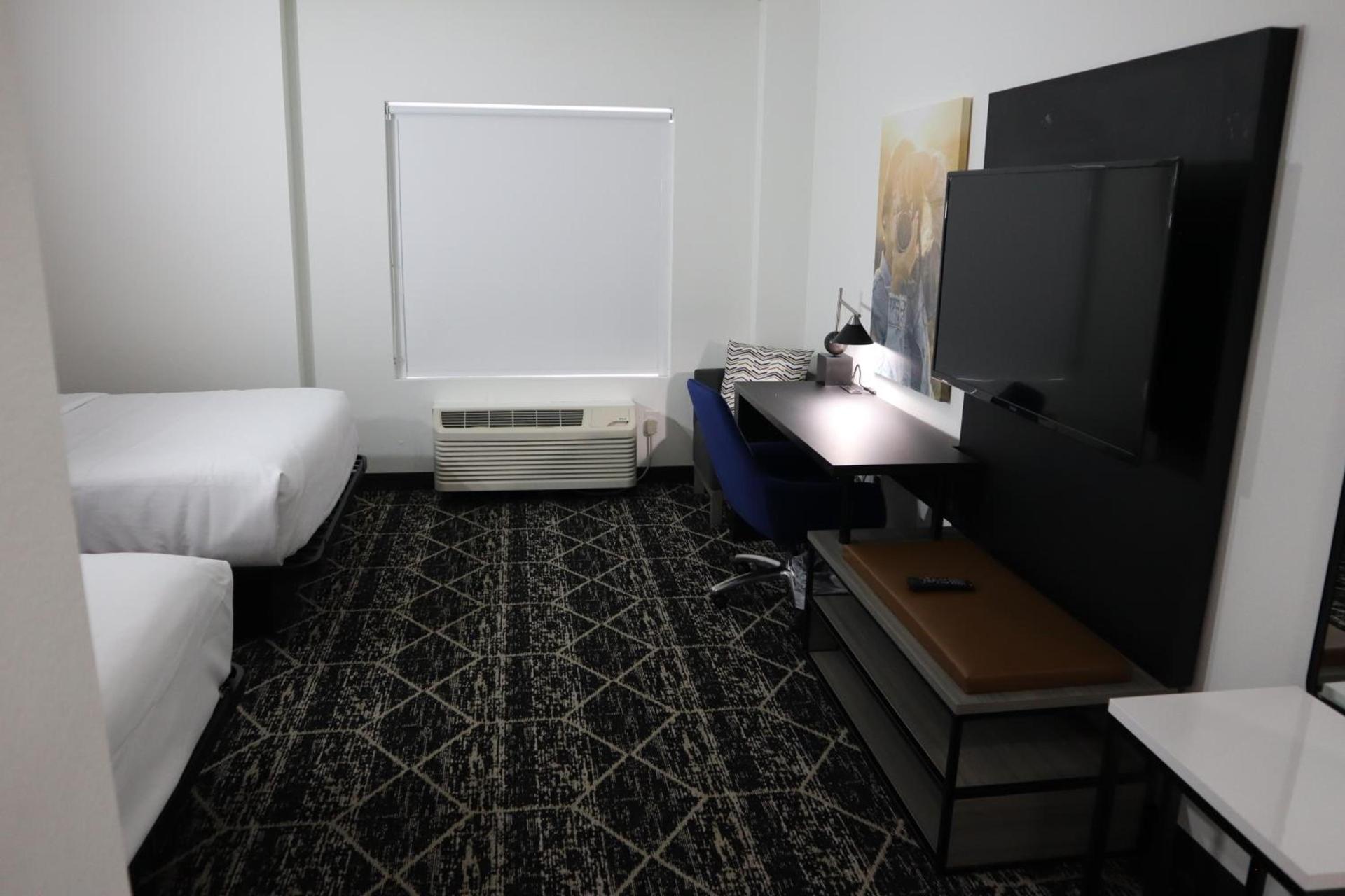 La Quinta Inn & Suites by Wyndham Houston Bush IAH South photo 27
