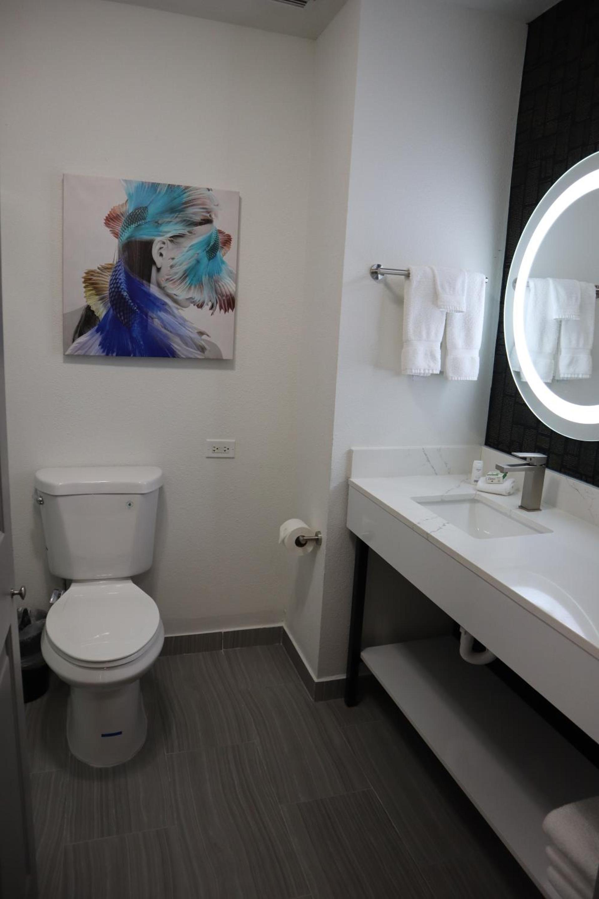 La Quinta Inn & Suites by Wyndham Houston Bush IAH South photo 34