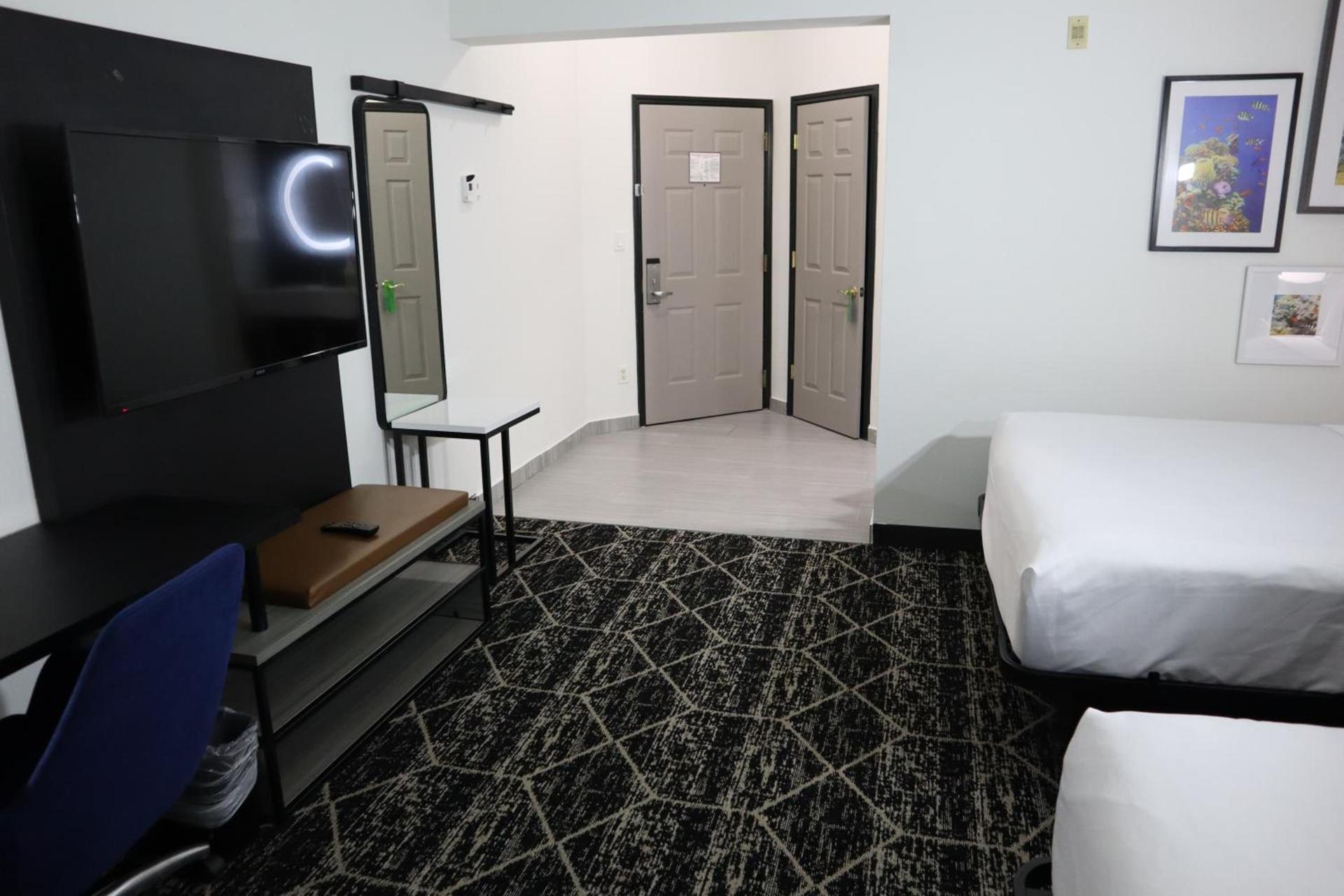 La Quinta Inn & Suites by Wyndham Houston Bush IAH South photo 32