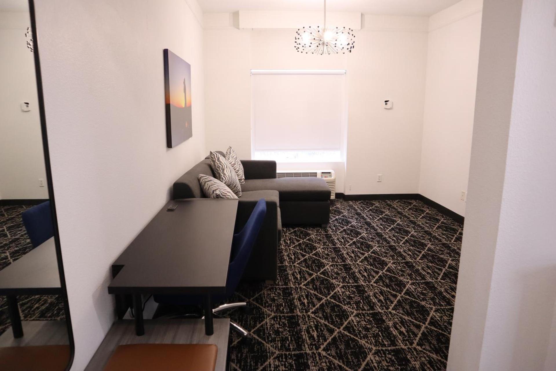 La Quinta Inn & Suites by Wyndham Houston Bush IAH South photo 33