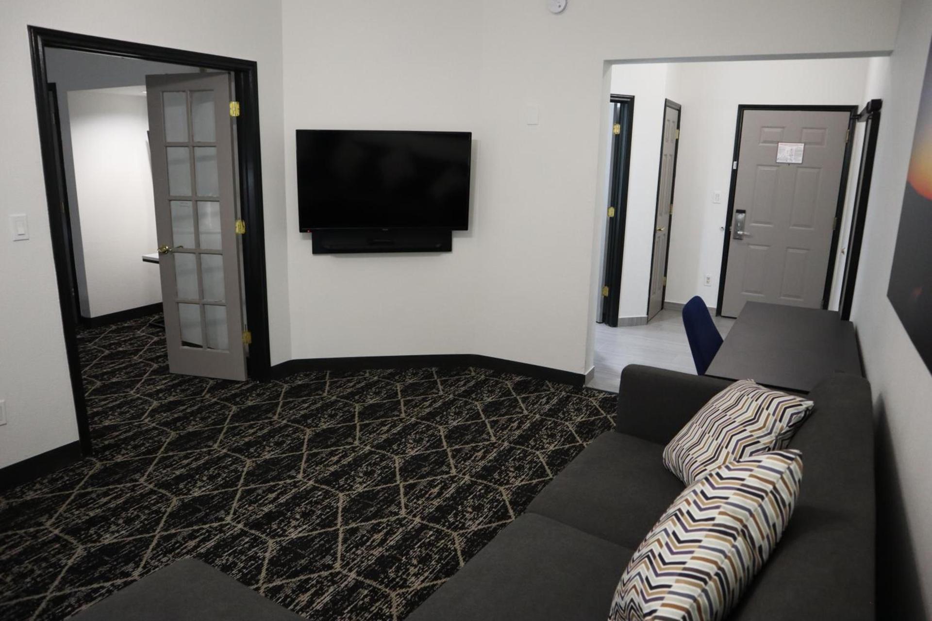 La Quinta Inn & Suites by Wyndham Houston Bush IAH South photo 31