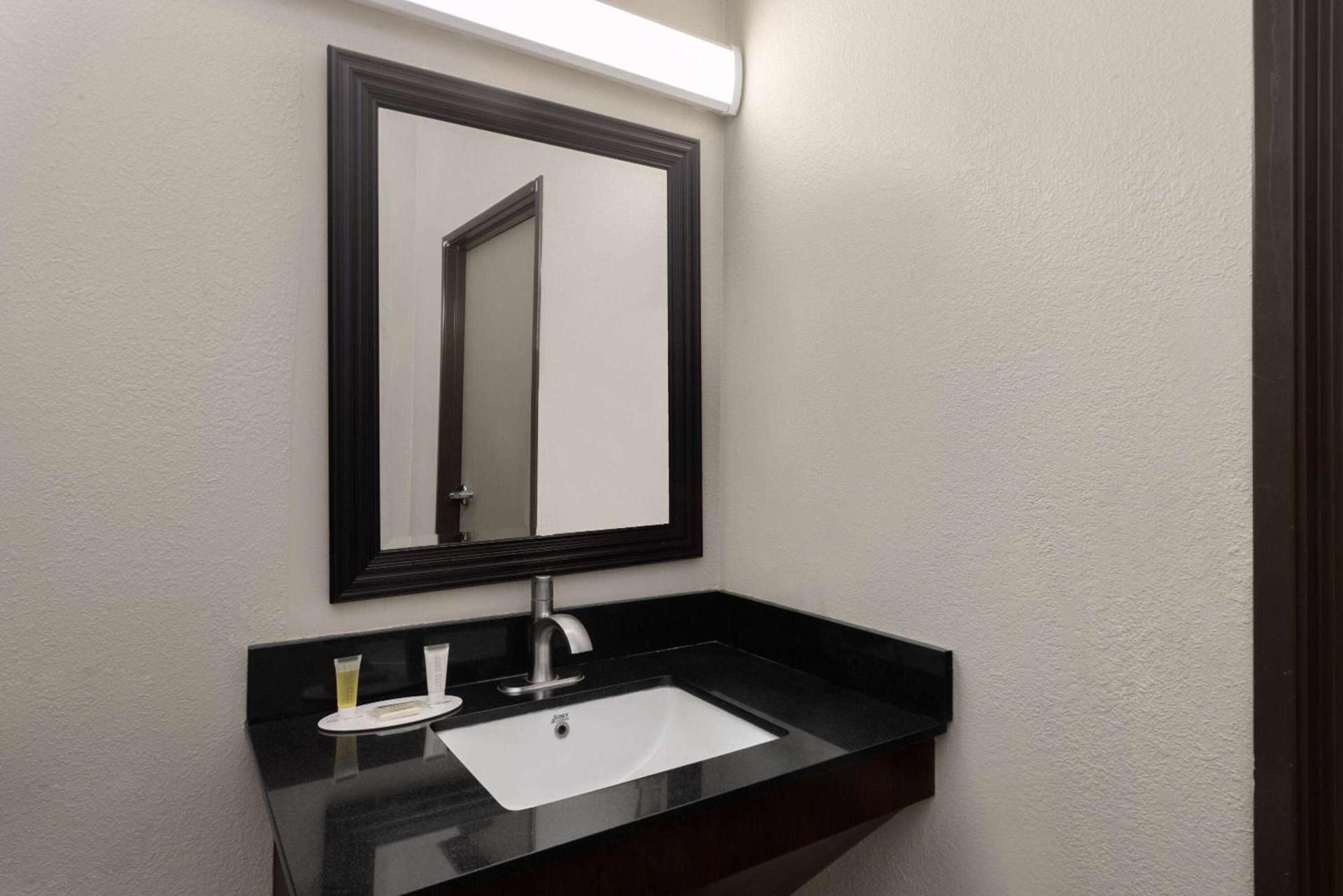 Days Inn & Suites by Wyndham Tucson/Marana photo 74