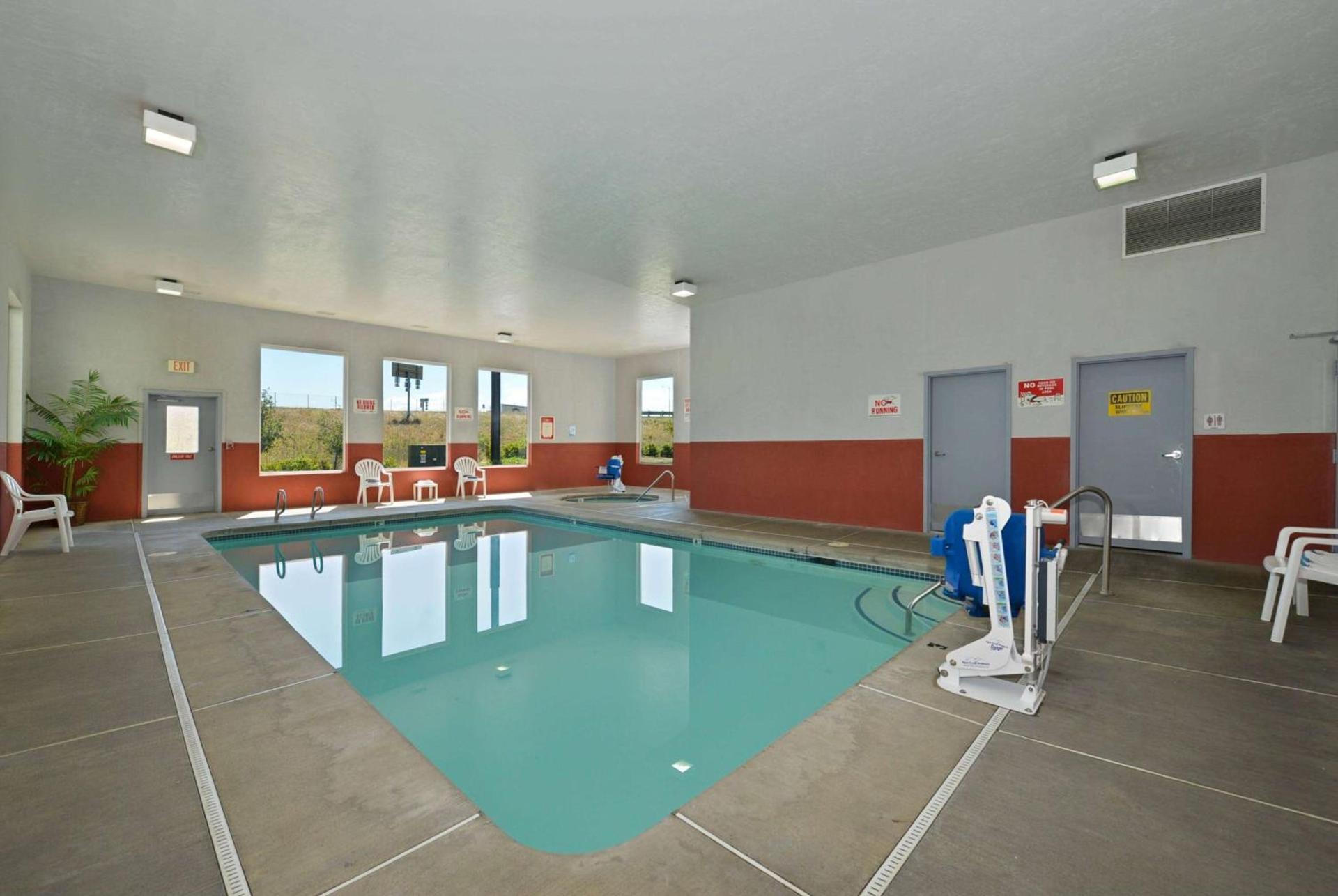 Super 8 by Wyndham Roseburg photo 2