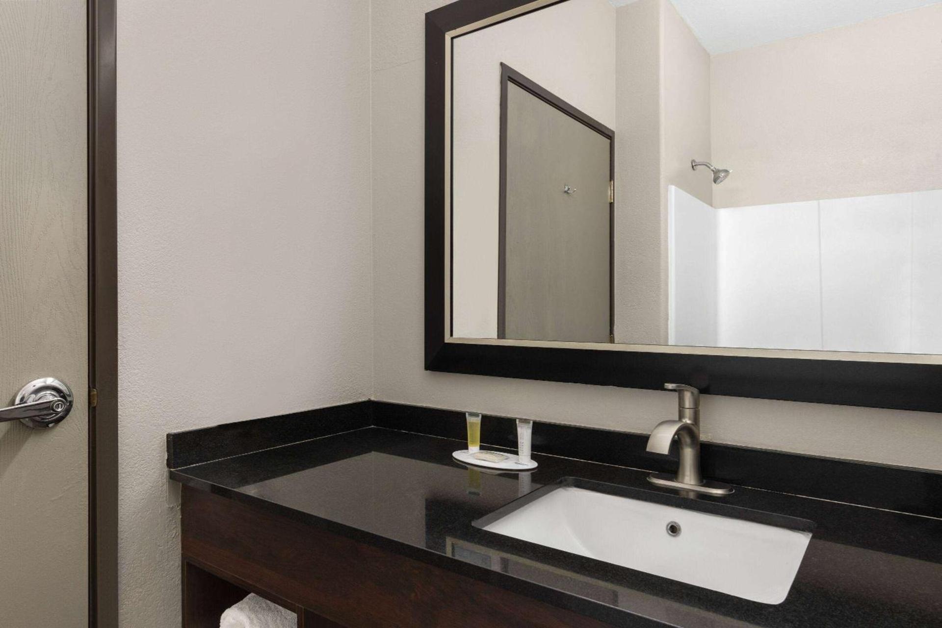 Days Inn & Suites by Wyndham Tucson/Marana photo 42