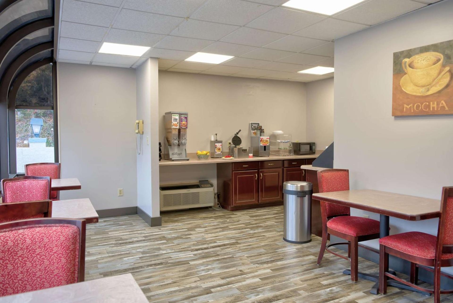 Days Inn by Wyndham Harriman photo 9
