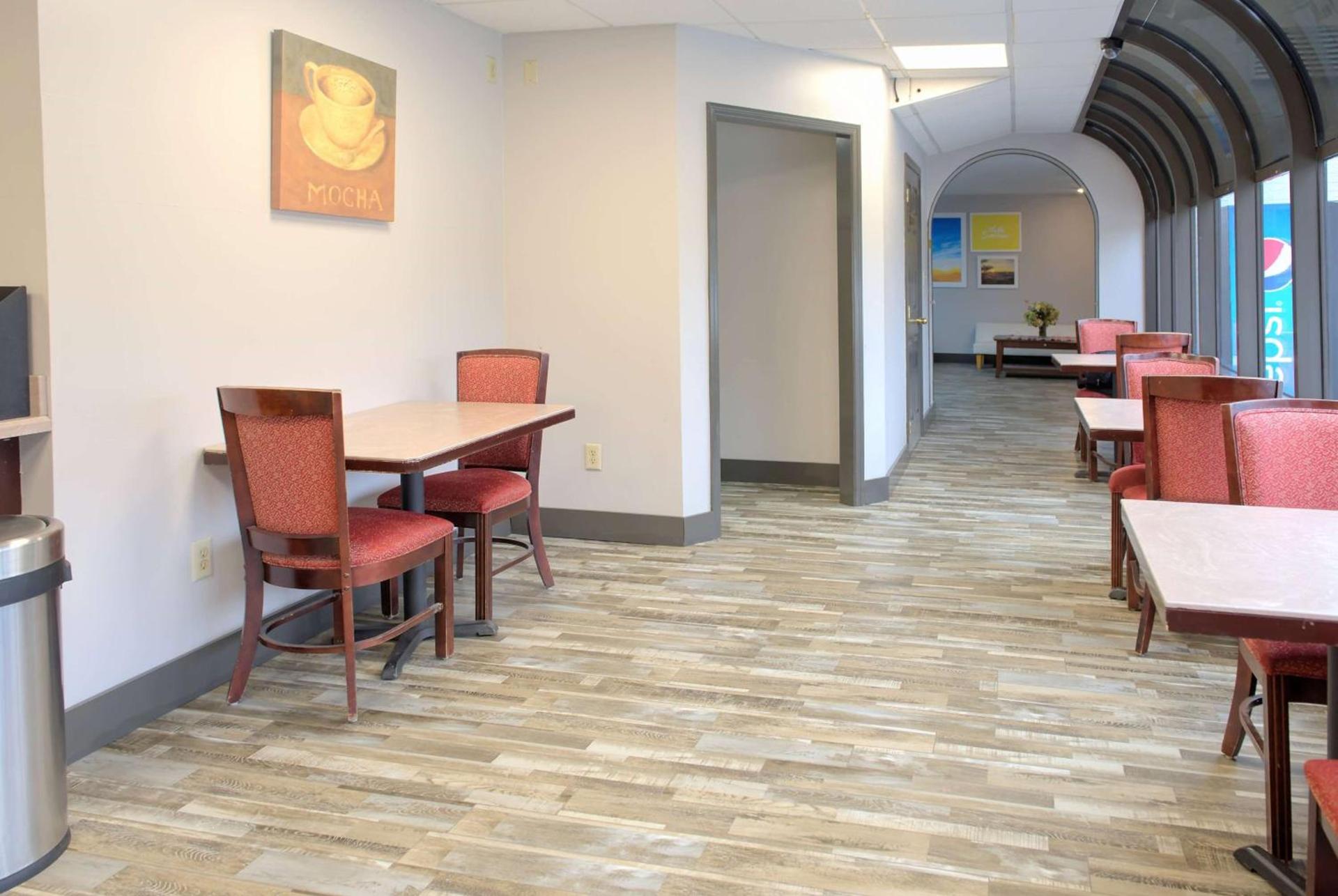 Days Inn by Wyndham Harriman photo 18