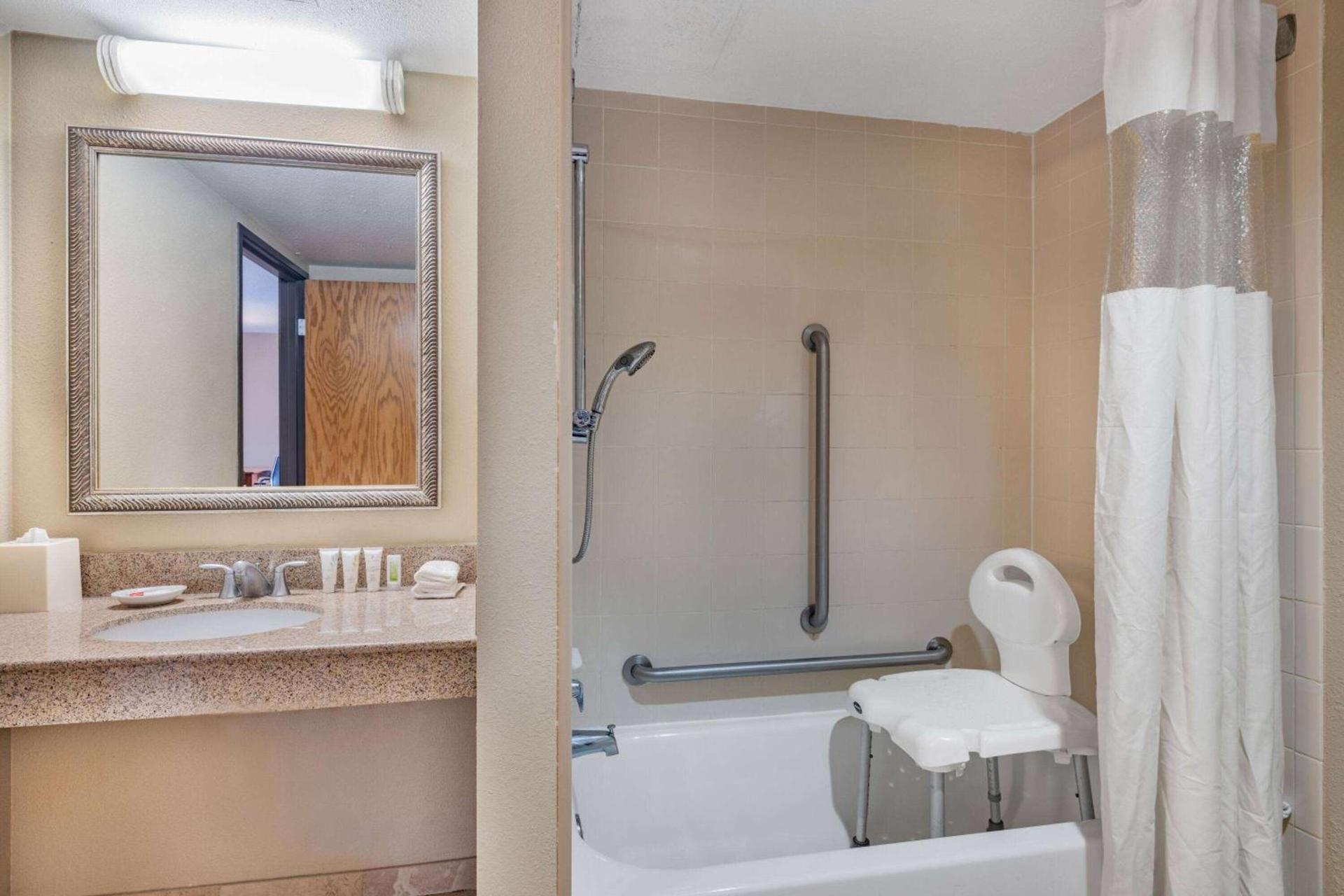 La Quinta by Wyndham Minneapolis-Minnetonka photo 13