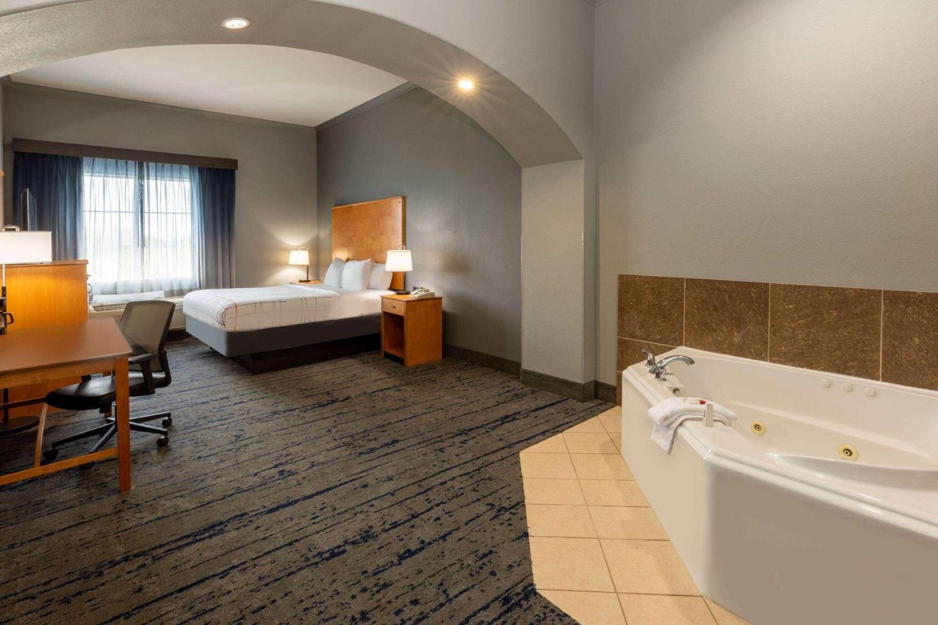 La Quinta by Wyndham Bridgeport photo 13
