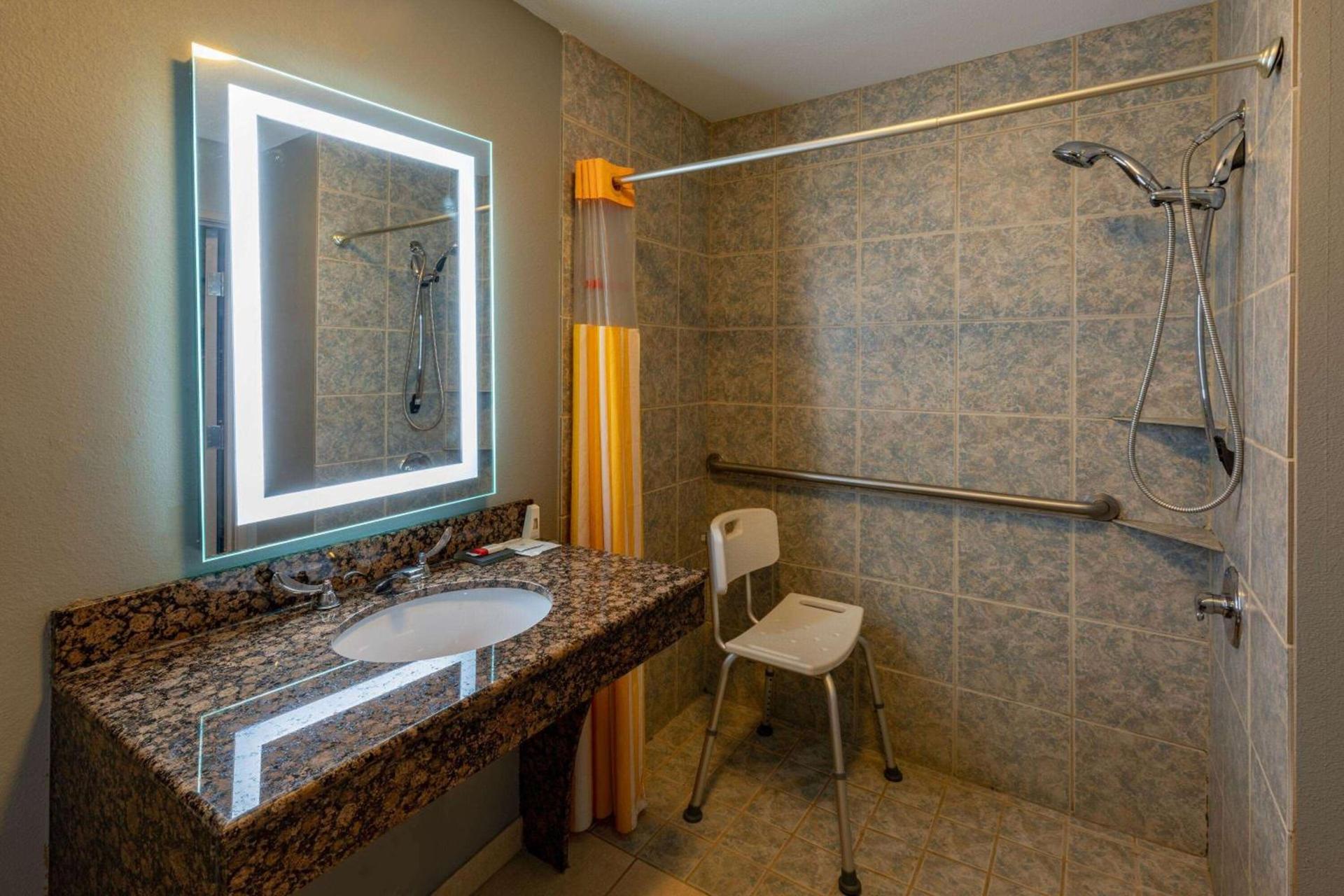 La Quinta by Wyndham Bridgeport photo 19