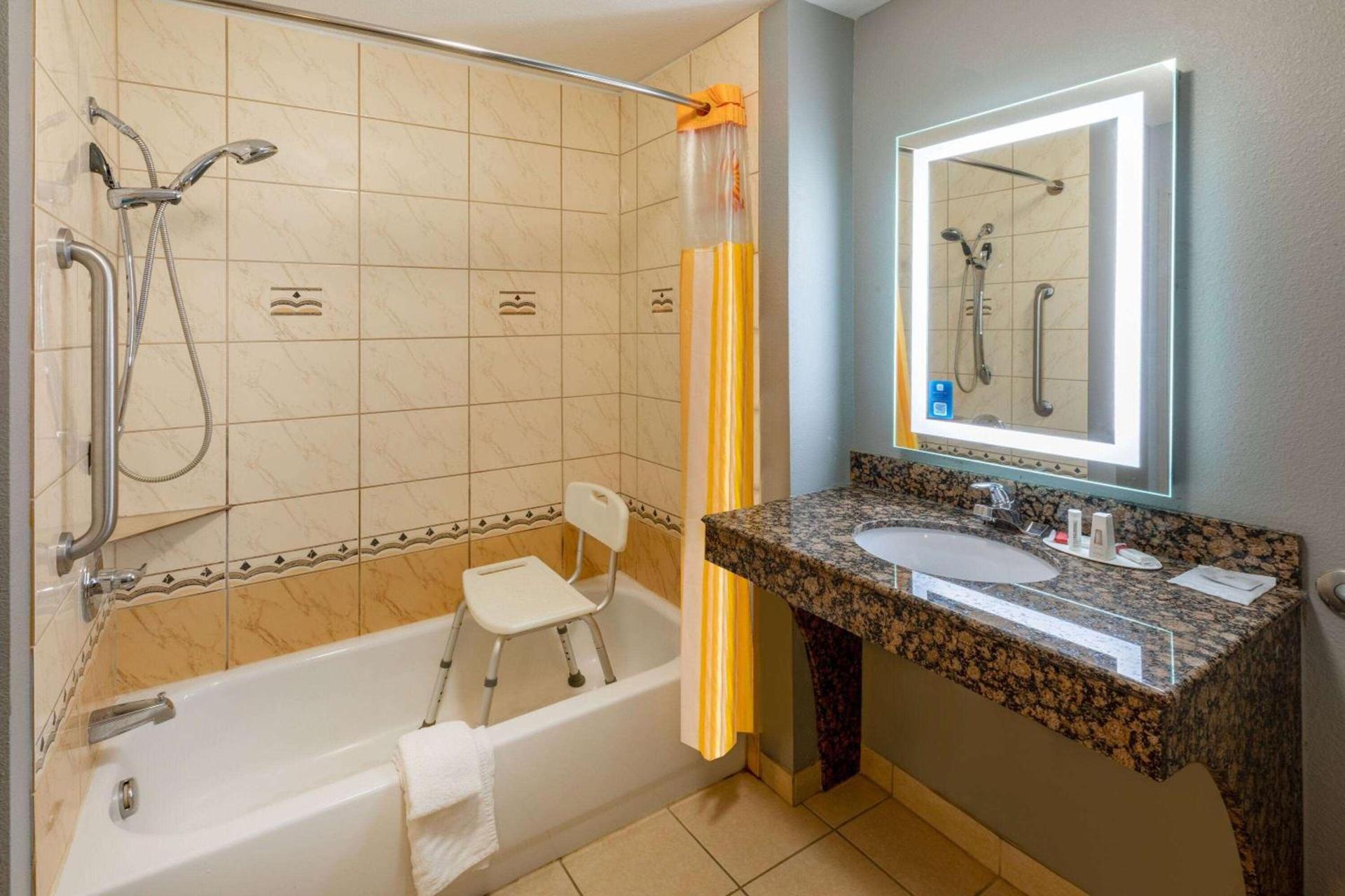 La Quinta by Wyndham Bridgeport photo 20