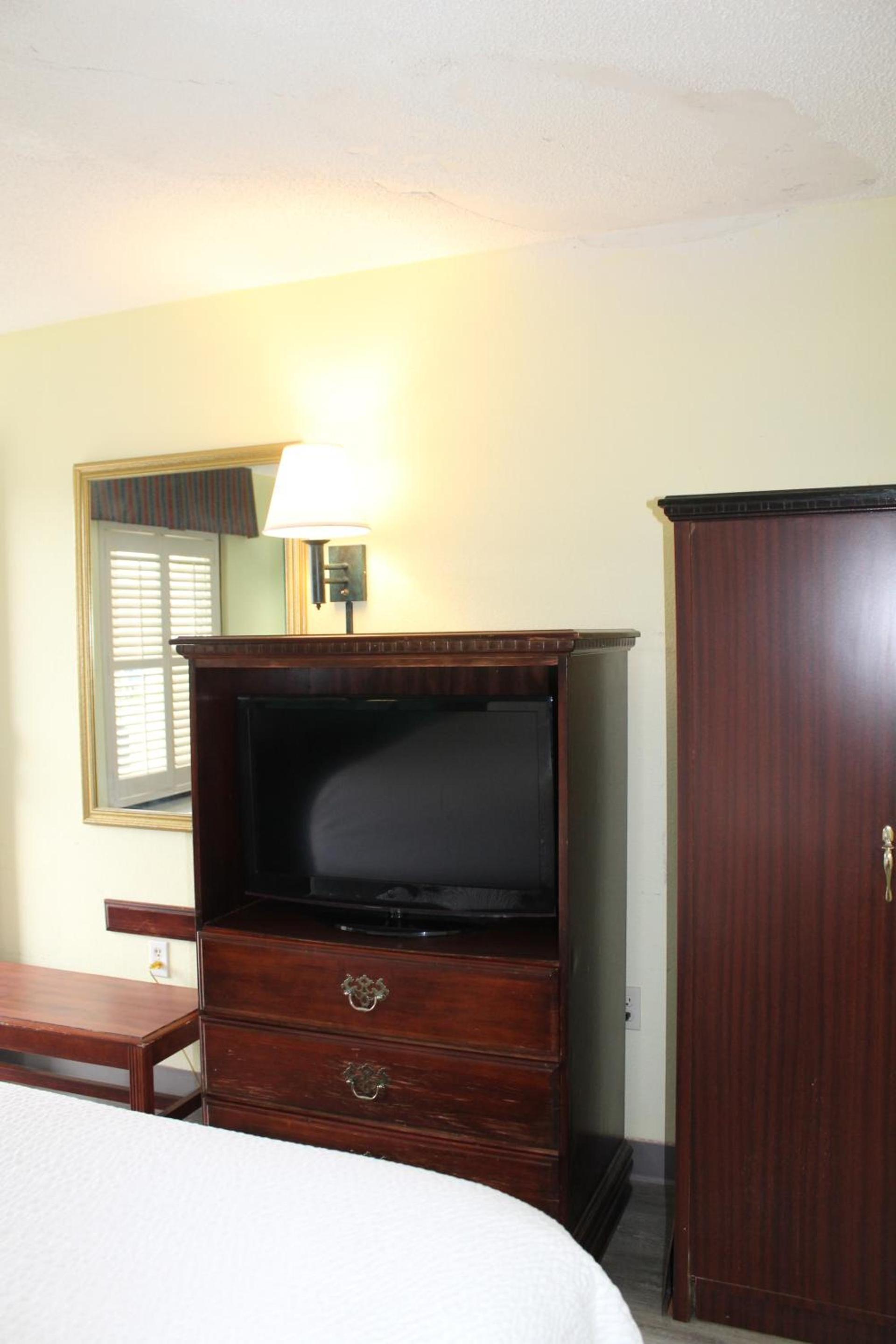 Days Inn by Wyndham Marianna photo 72