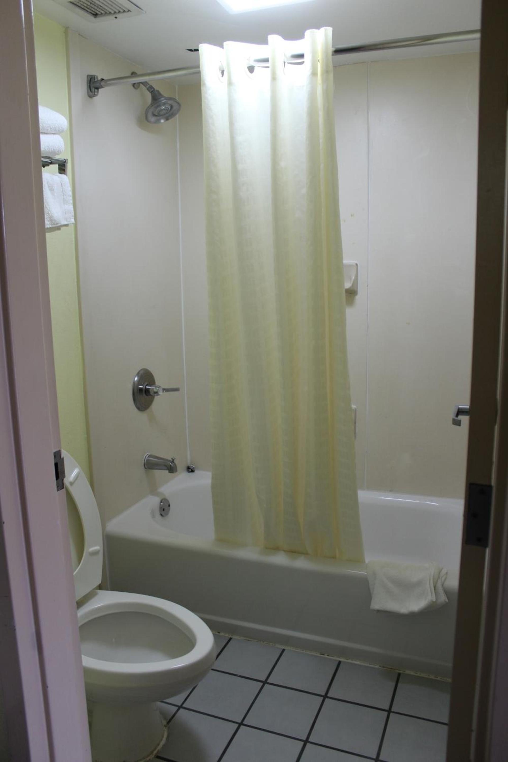 Days Inn by Wyndham Marianna photo 73