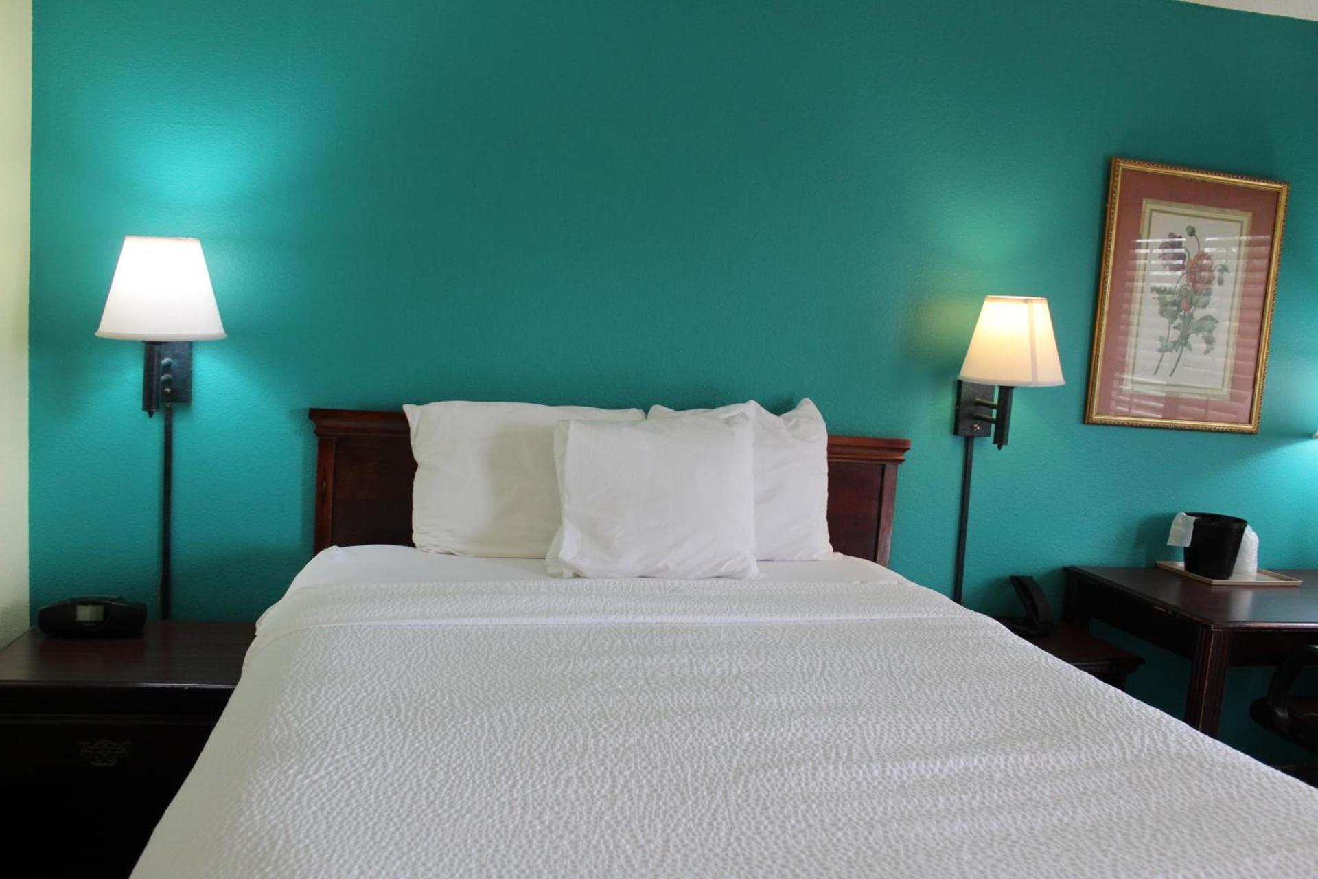 Days Inn by Wyndham Marianna photo 74