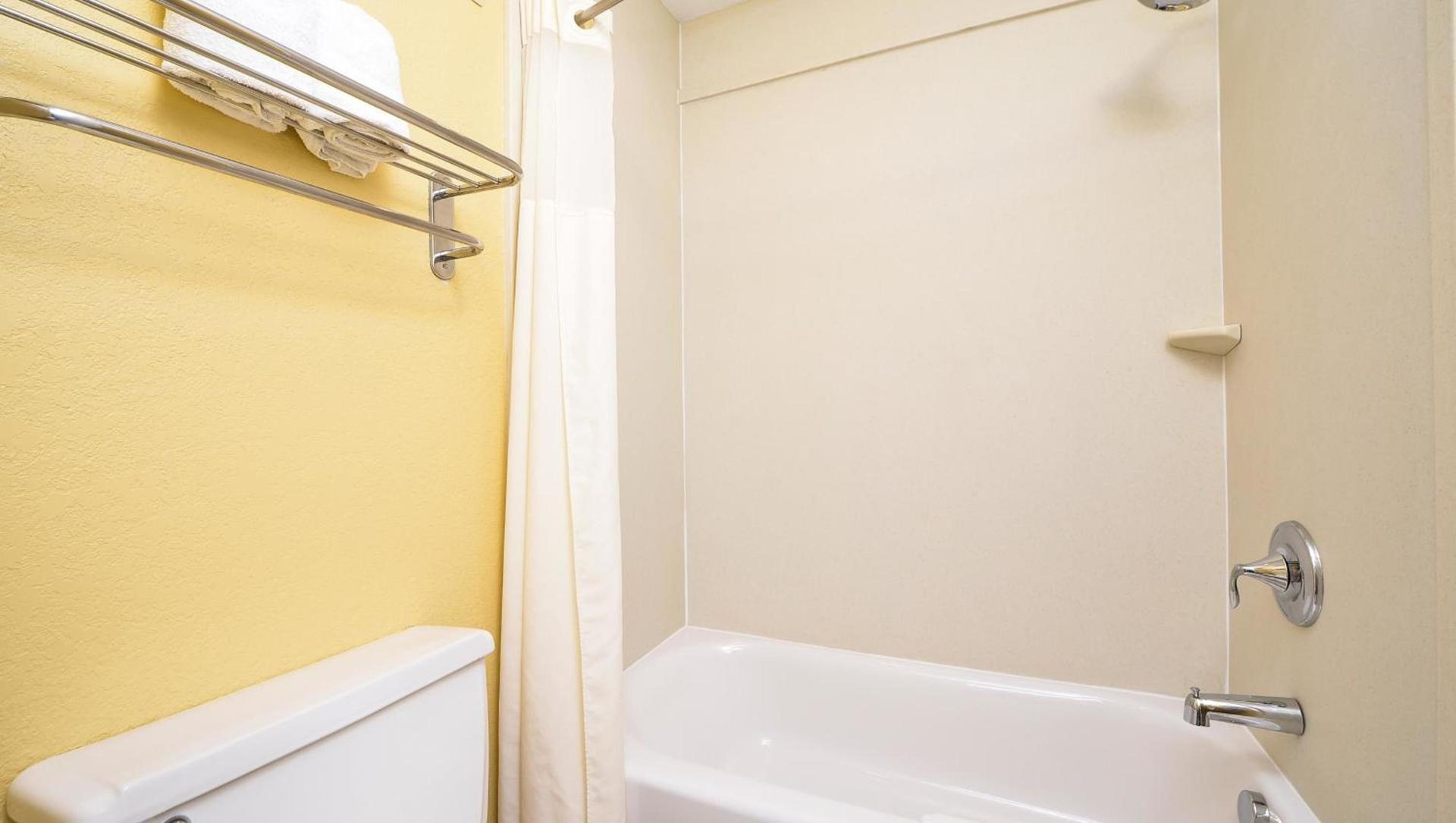 Xecutive Inn and Suites photo 31