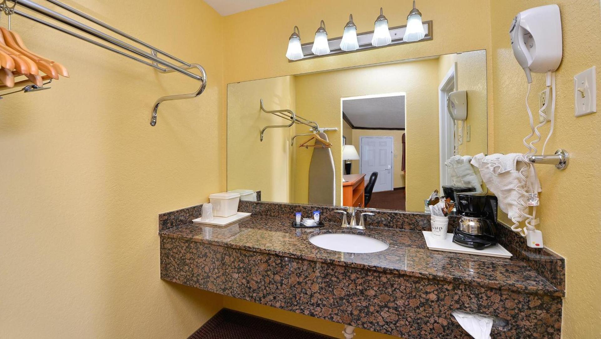 Xecutive Inn and Suites photo 30