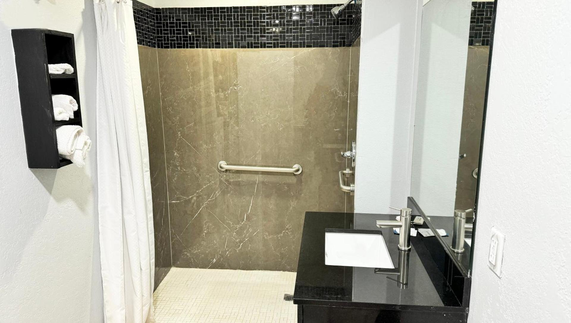 Xpress Inn & Extended Stays photo 100